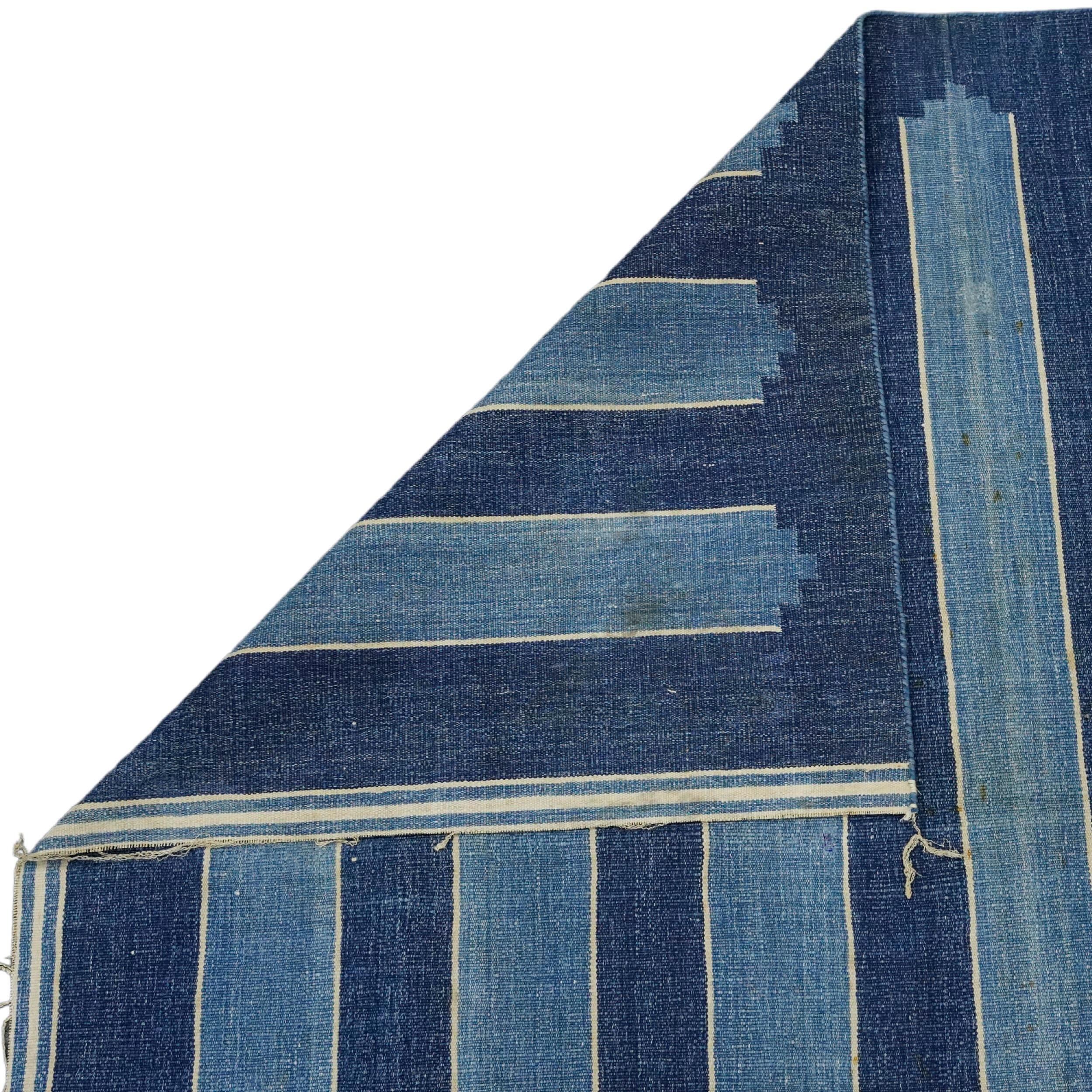 Vintage Dhurrie Vintage-Teppich in Blau mit geometrischen Mustern  Rug & Kilim (Indisch) im Angebot