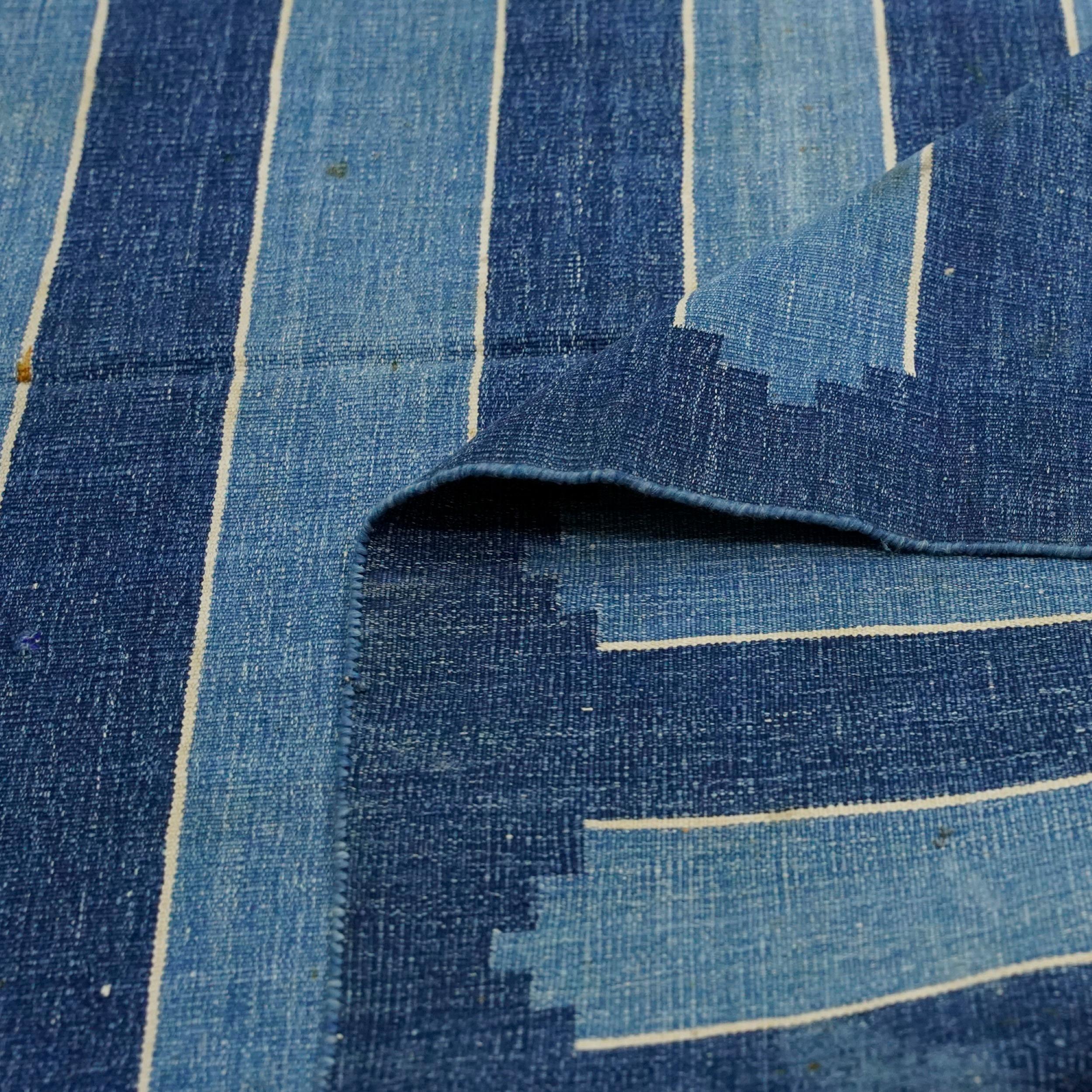 Vintage Dhurrie Vintage-Teppich in Blau mit geometrischen Mustern  Rug & Kilim (Handgewebt) im Angebot