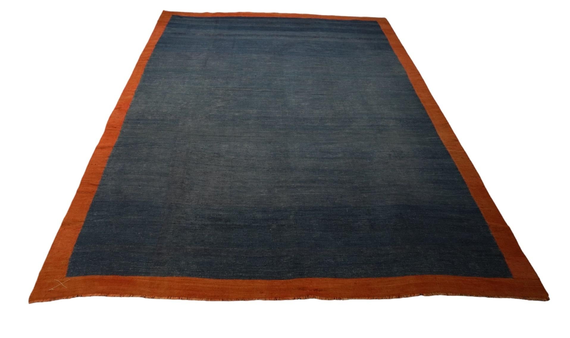 Blauer Vintage-Dhurrie-Teppich mit rostfarbener Bordüre von Rug & Kilim (Kelim) im Angebot