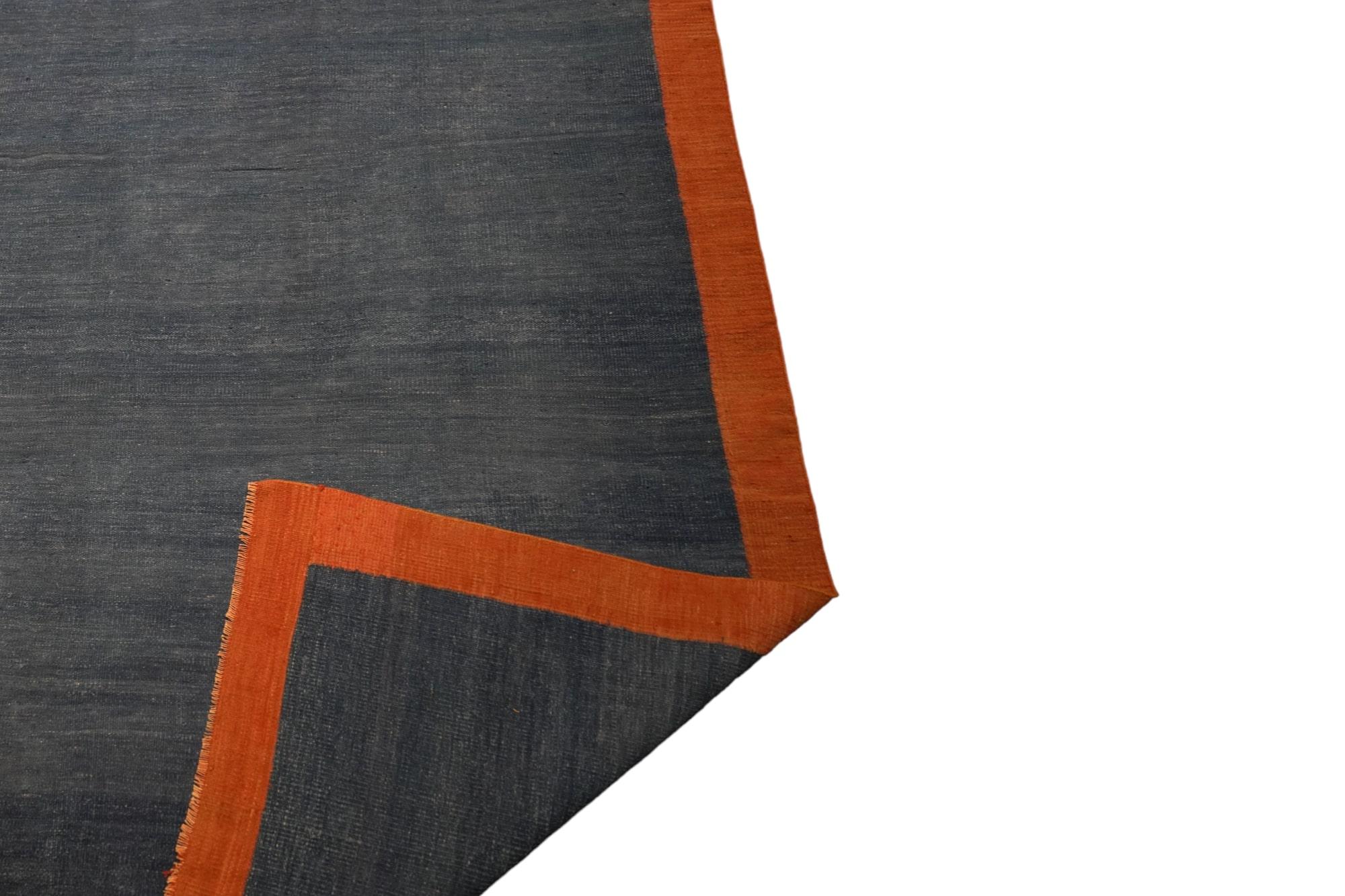 Blauer Vintage-Dhurrie-Teppich mit rostfarbener Bordüre von Rug & Kilim (Handgewebt) im Angebot