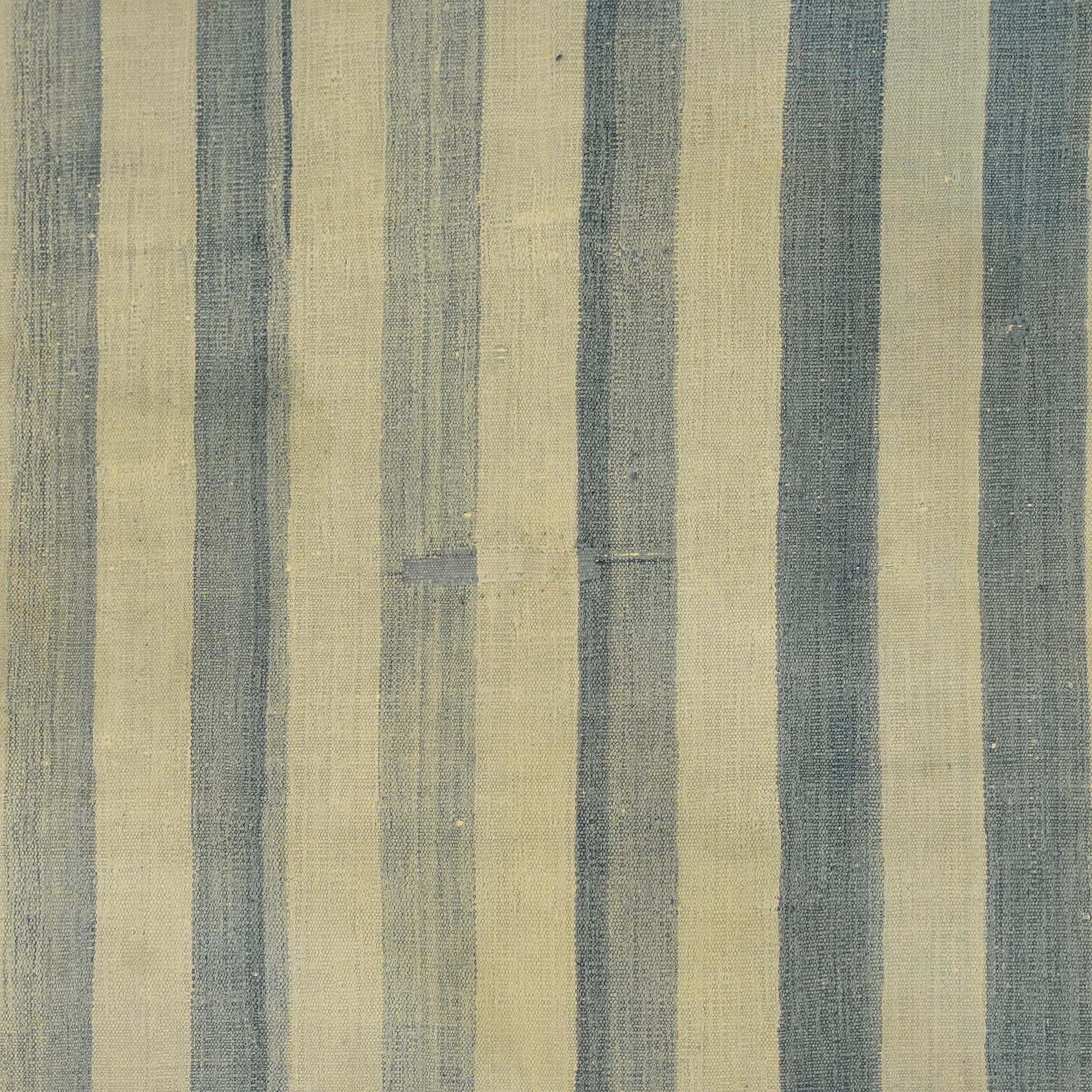 Milieu du XXe siècle Tapis Dhurrie vintage bleu avec rayures, de Rug & Kilim en vente