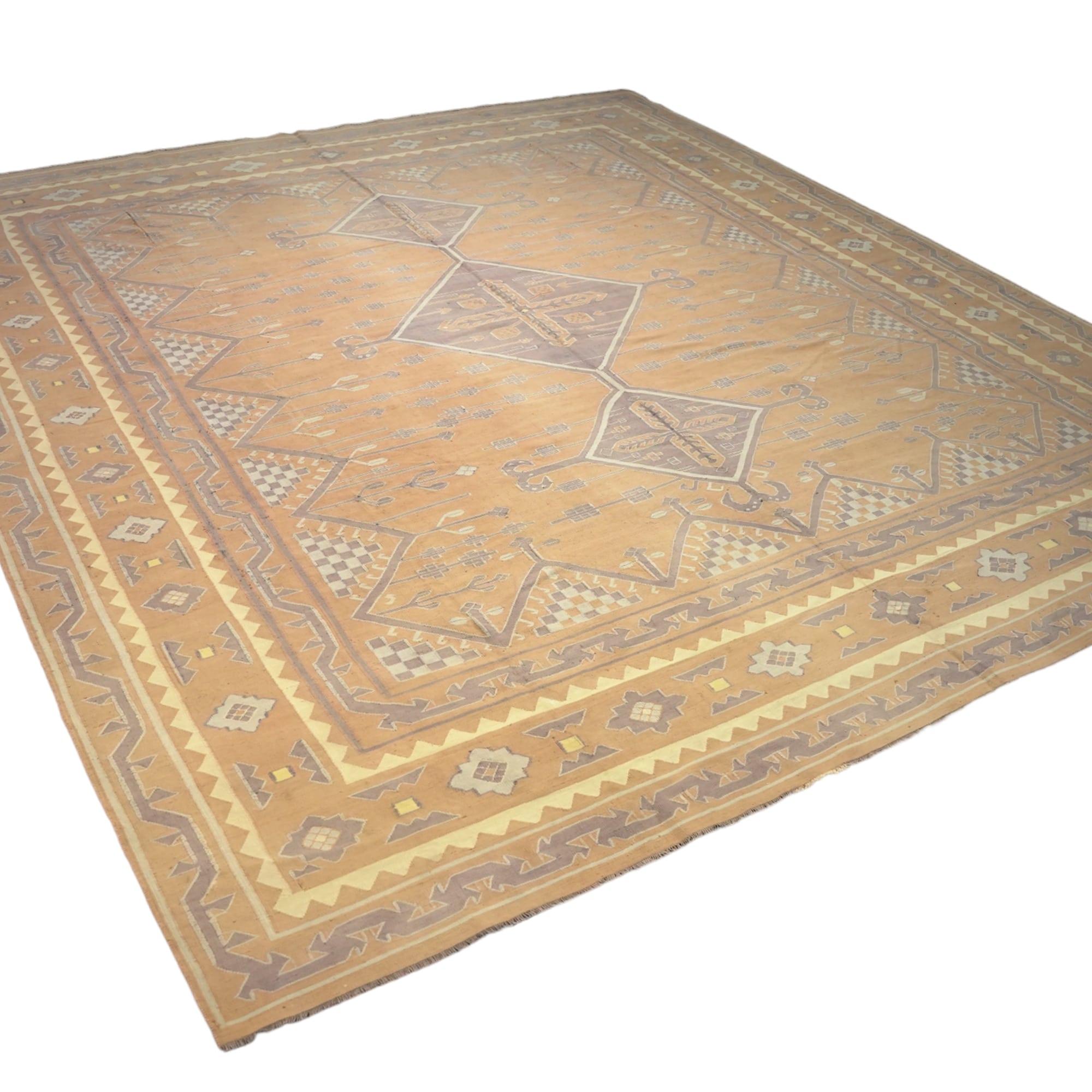 Dieser 10x12 große Vintage-Dhurrie-Teppich ist ein aufregender Neuzugang in der Flachgewebe-Kollektion von Rug & Kilim. Es ist aus Wolle handgewebt und stammt aus Indien (ca. 1950-1960). 

Über das Design: 

Dieser Teppich aus der Mitte des