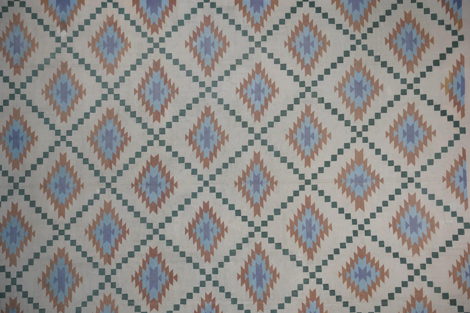 Vintage Dhurrie Vintage-Teppich in Creme mit blauen geometrischen Mustern, von Rug & Kilim, Vintage    (Indisch) im Angebot