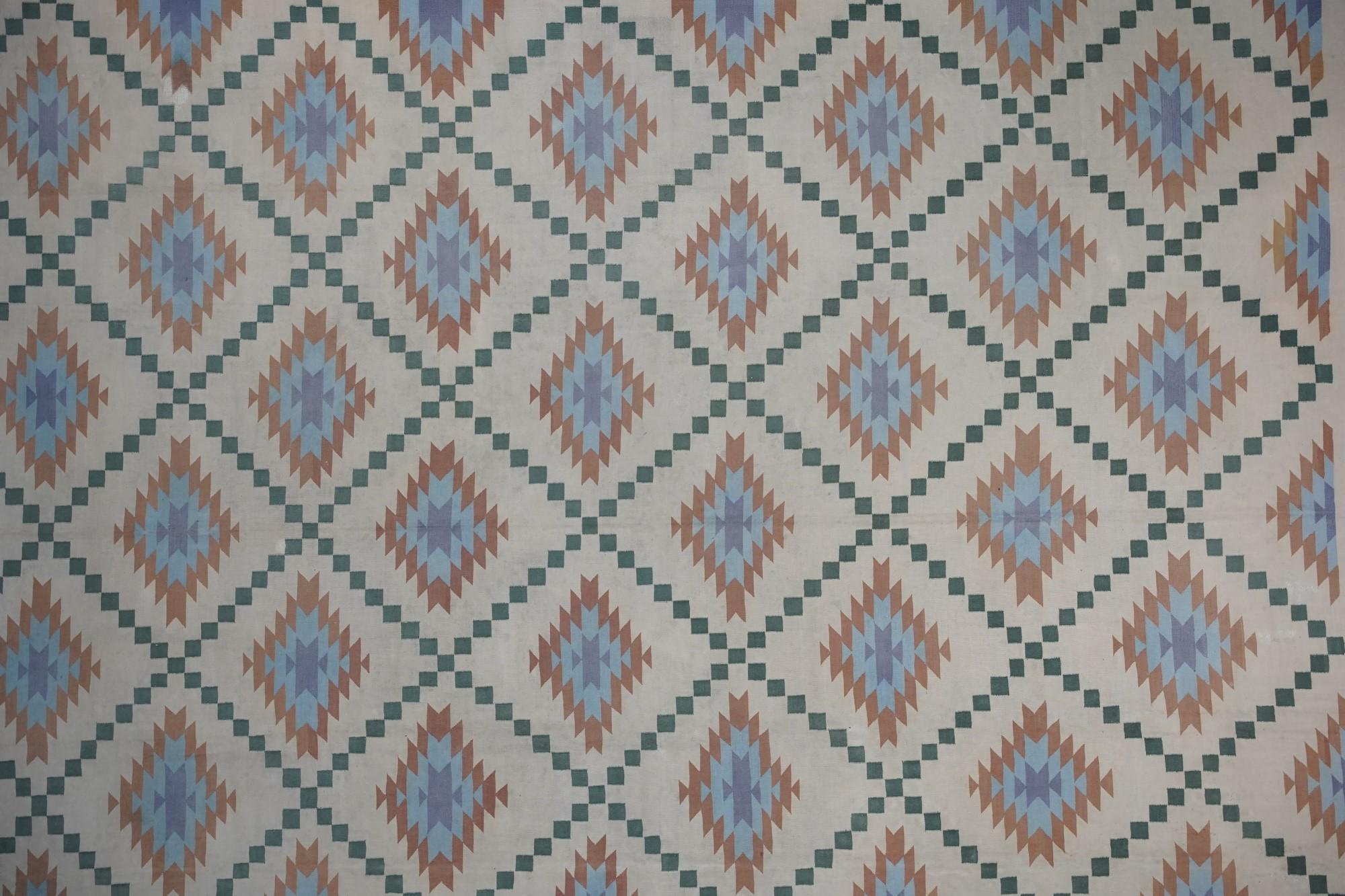 Indien Tapis Dhurrie vintage crème avec motifs géométriques bleus, de Rug & Kilim en vente