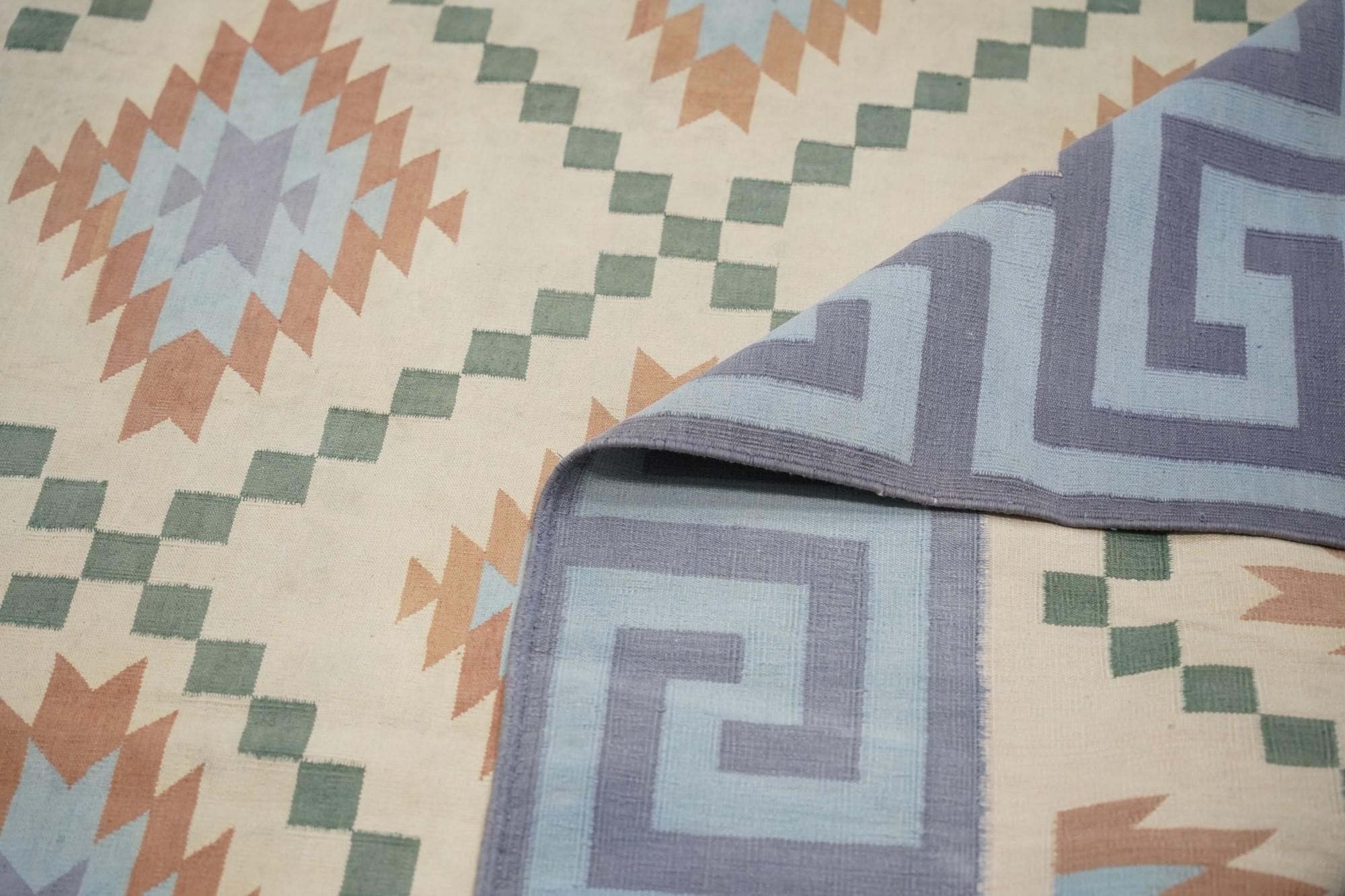 Vintage Dhurrie Vintage-Teppich in Creme mit blauen geometrischen Mustern, von Rug & Kilim, Vintage    (Handgewebt) im Angebot