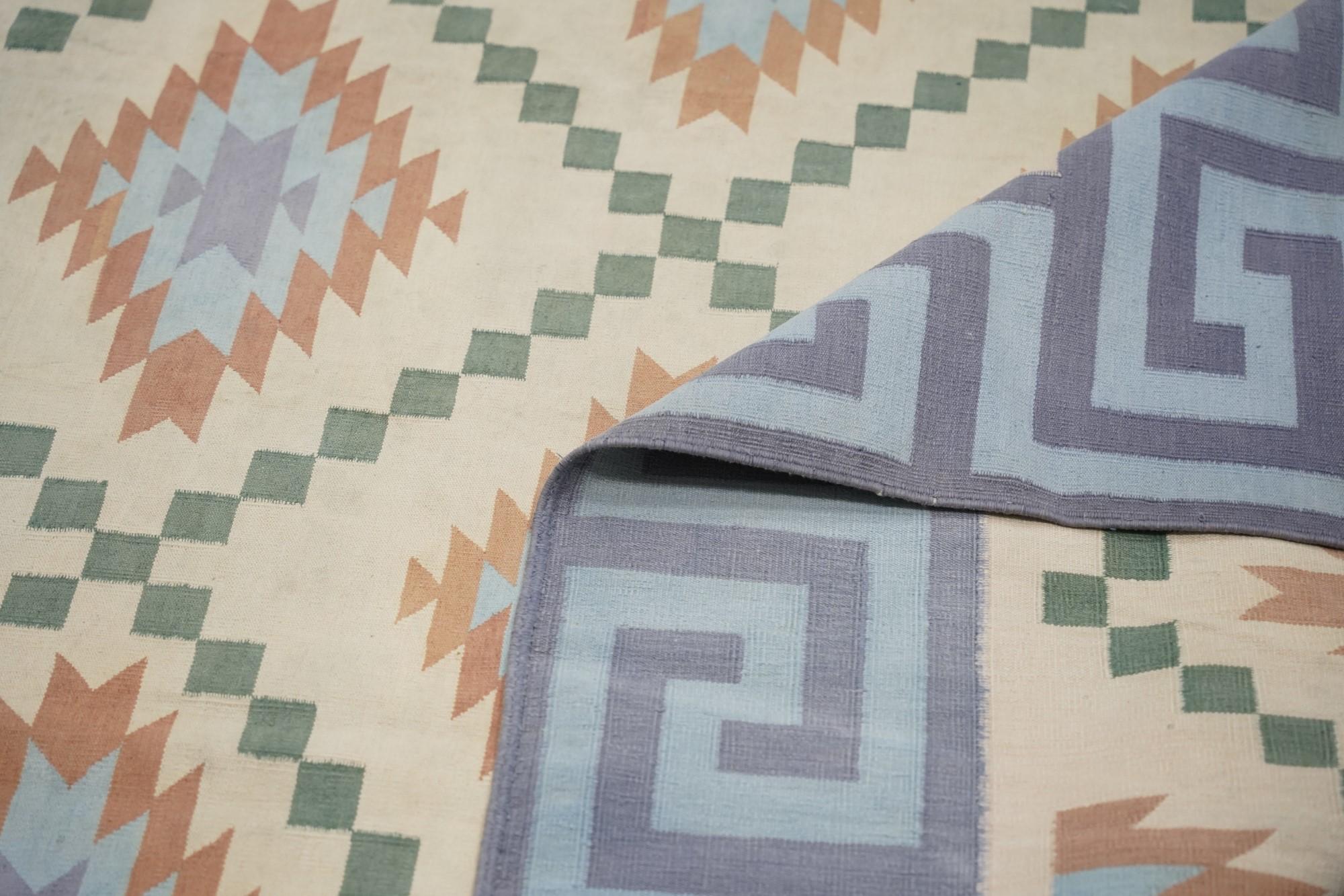 Tissé à la main Tapis Dhurrie vintage crème avec motifs géométriques bleus, de Rug & Kilim en vente