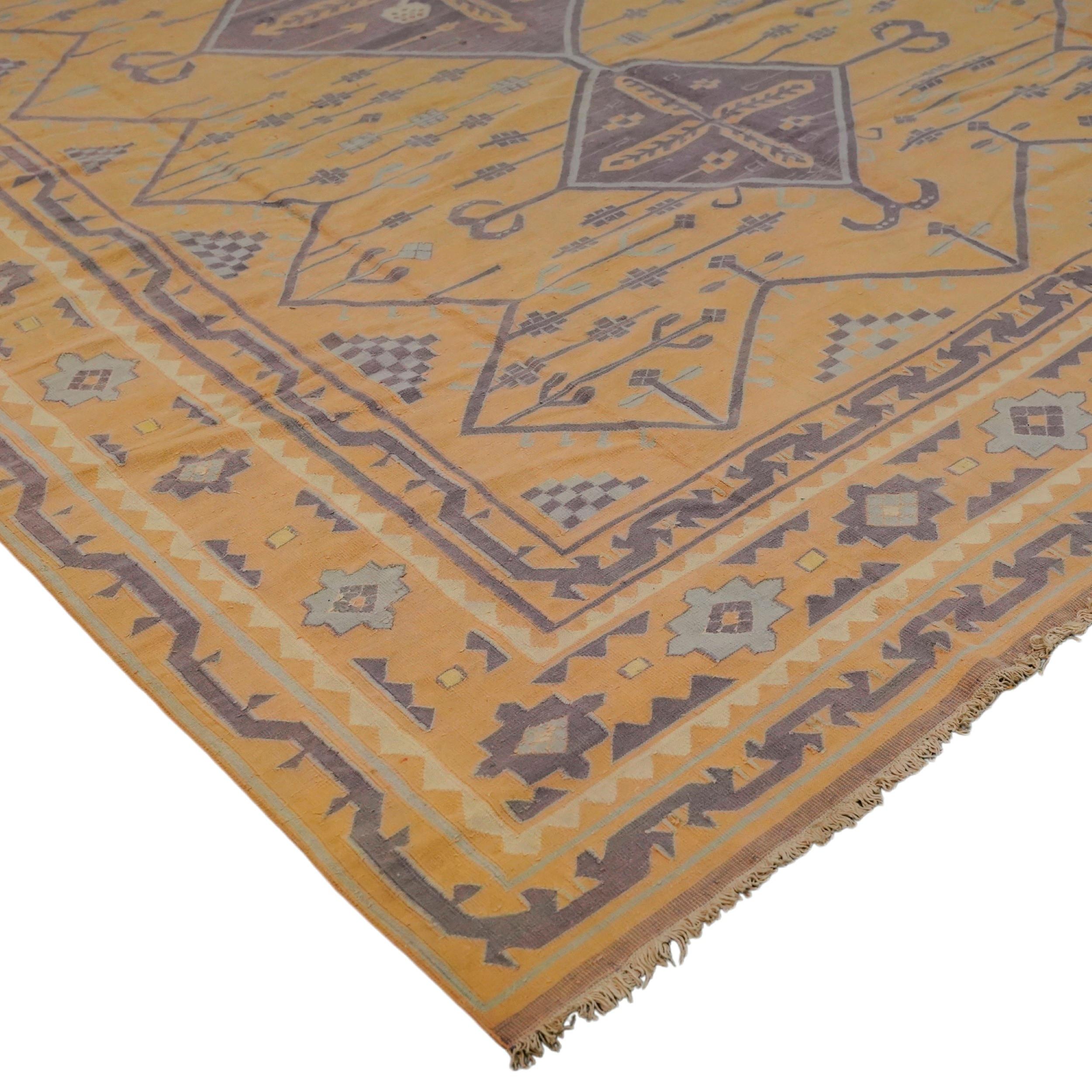 Questo tappeto Dhurrie vintage 9x12 è una nuova ed entusiasmante selezione dell'ultima acquisizione di Rug & Kilim di rari ed esemplari tessuti piatti della metà del secolo dello stesso stile. Tessuta a mano in cotone, proviene dall'India intorno al