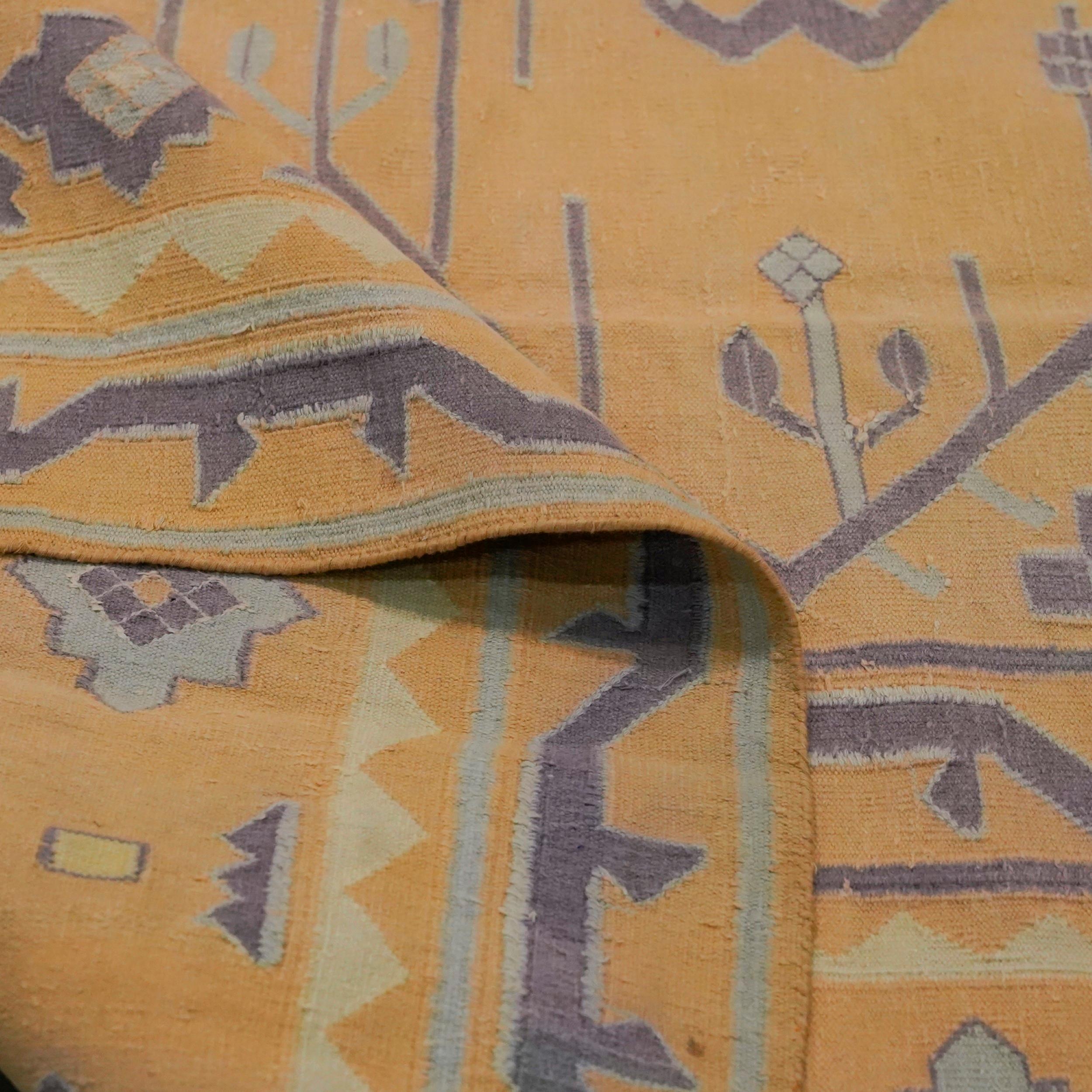 Tessuto a mano Tappeto Dhurrie vintage in oro e grigio con medaglioni  Rug & Kilim in vendita