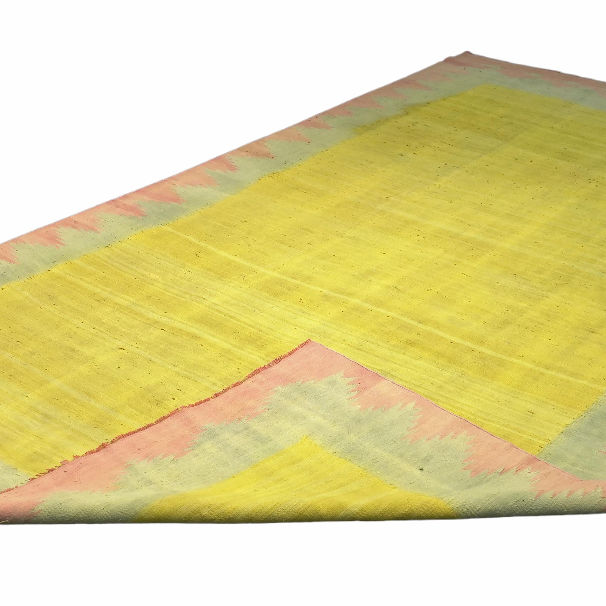 Vintage Dhurrie Vintage-Teppich in Gold, mit geometrischer Bordüre, von Rug & Kilim, Vintage (Indisch) im Angebot