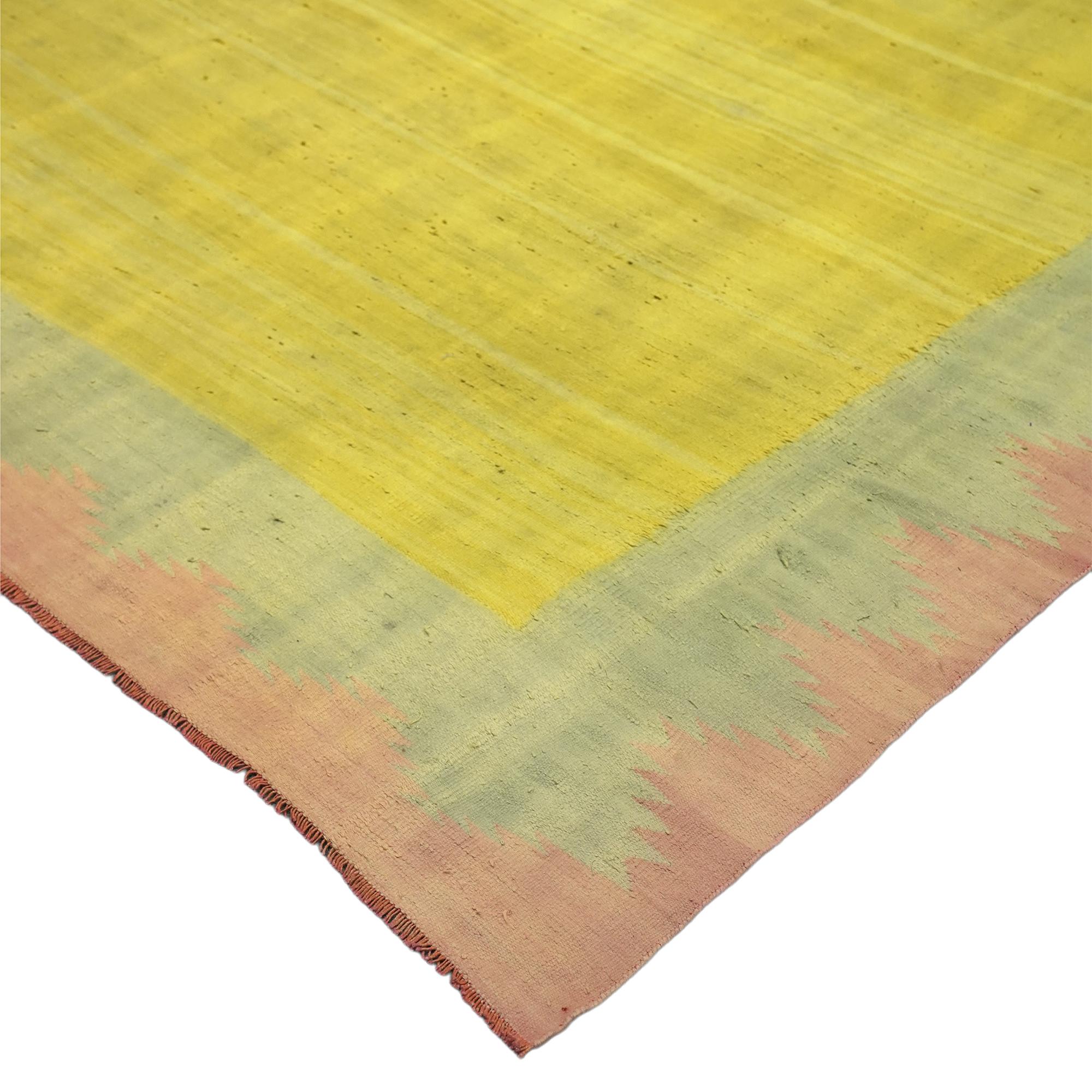 Vintage Dhurrie Vintage-Teppich in Gold, mit geometrischer Bordüre, von Rug & Kilim, Vintage (Handgewebt) im Angebot
