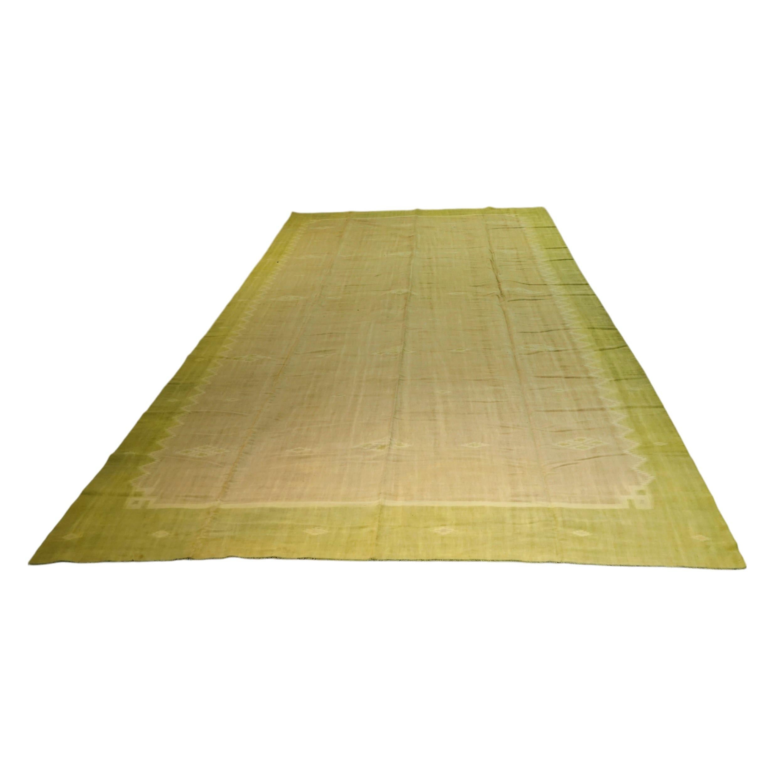 Questo tappeto Dhurrie vintage 8x17 è una nuova ed entusiasmante selezione dell'ultima acquisizione di Rug & Kilim di rari ed esemplari tappeti piatti di metà secolo dello stesso stile, tessuti a mano in cotone in India intorno al 1950-1960. 

Sul