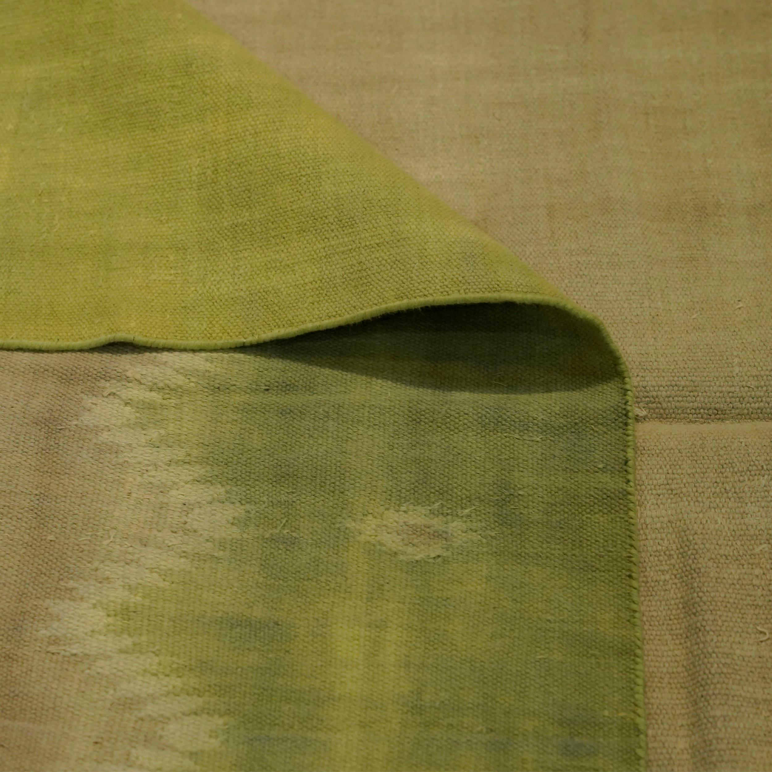 Tappeto vintage Dhurrie in verde con motivi geometrici  Rug & Kilim In condizioni buone in vendita a Long Island City, NY
