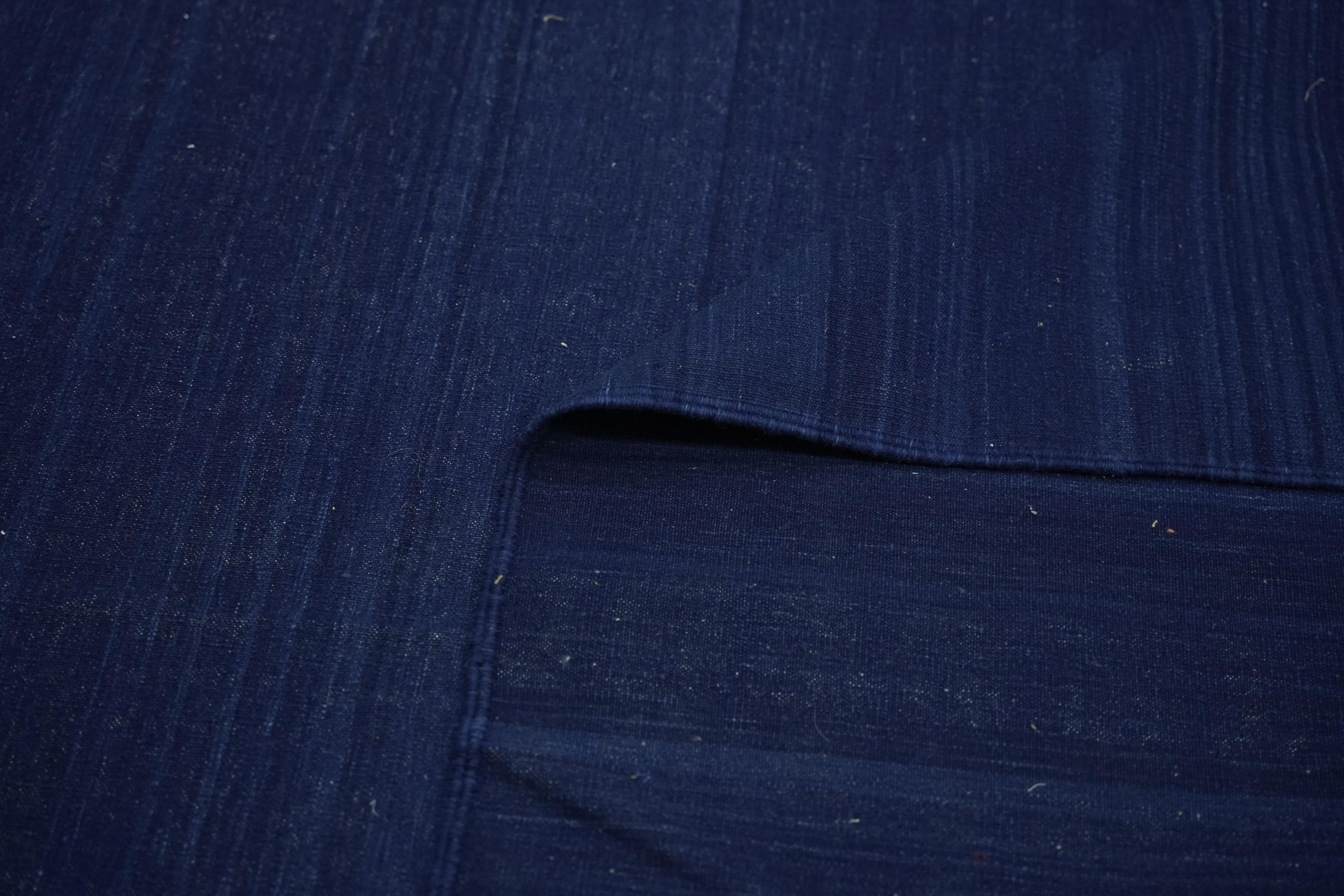 Vintage Dhurrie-Teppich in Indigo-Blautönen mit natürlichem Abrasch, von Rug & Kilim (Indisch) im Angebot