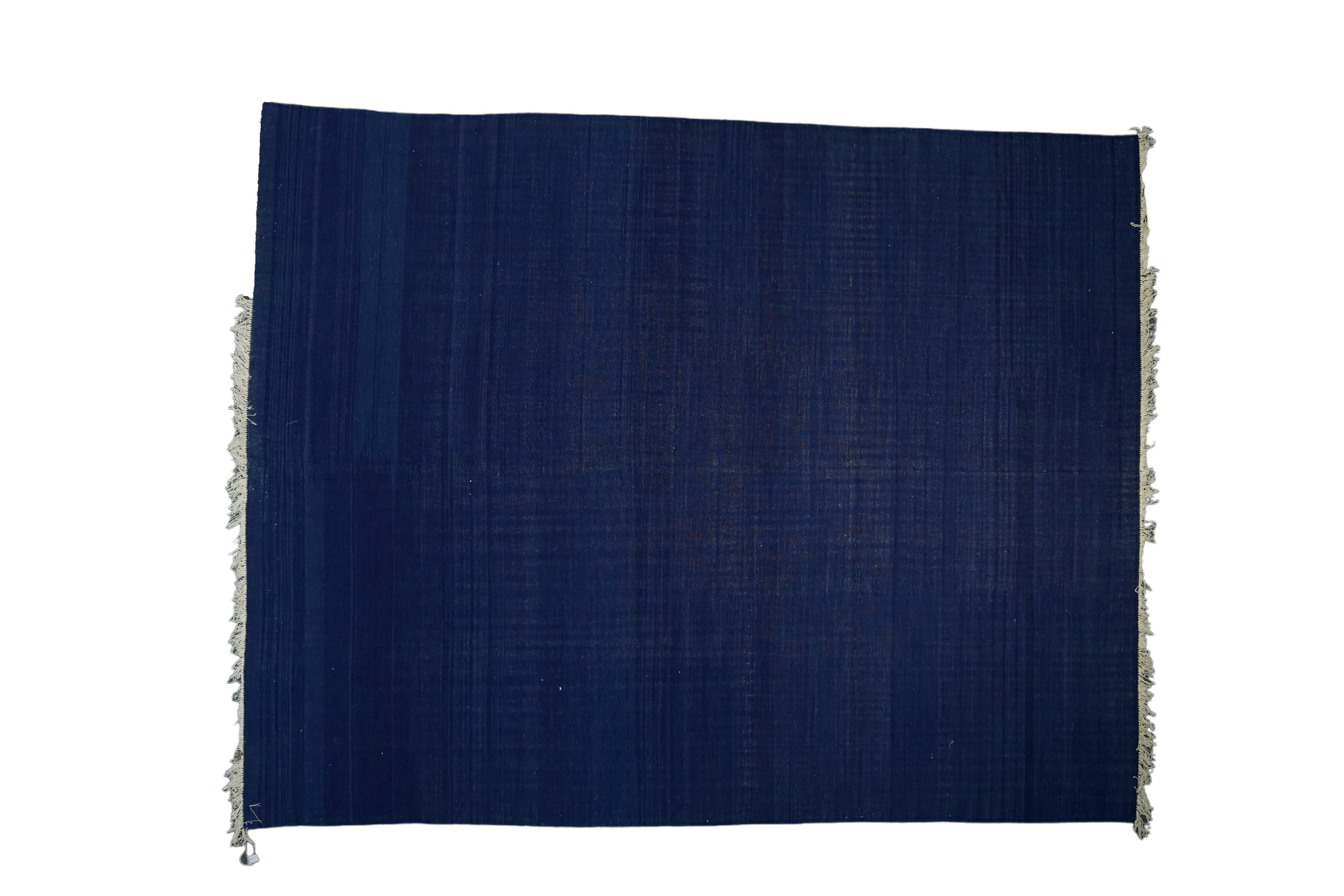 Vintage Dhurrie-Teppich in Indigo-Blautönen mit natürlichem Abrasch, von Rug & Kilim (Handgewebt) im Angebot