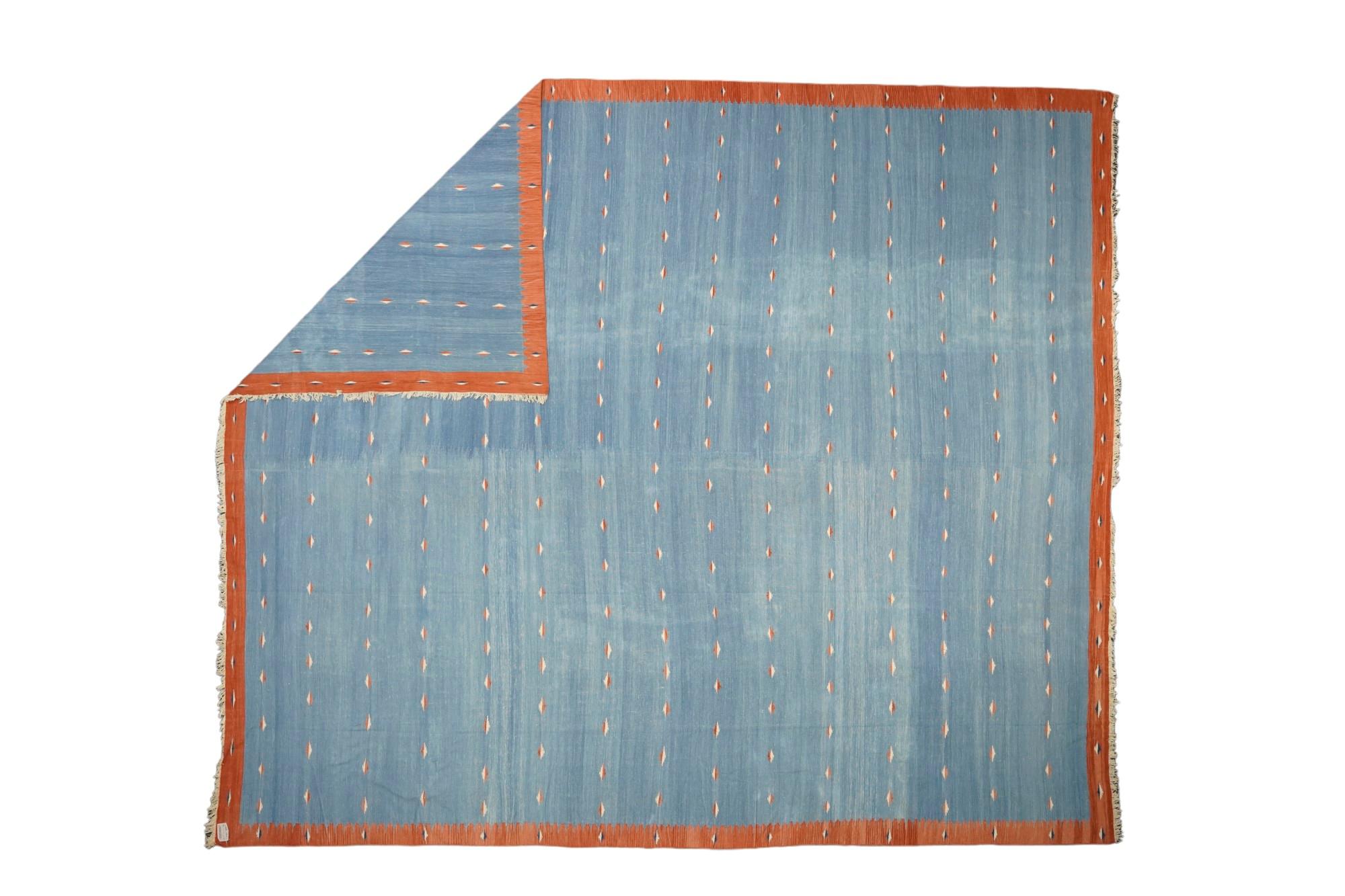 Dieser 12x14 große Teppich ist ein seltener Vintage-Dhurrie-Teppich aus einer aufregenden neuen Kuration aus der Mitte des Jahrhunderts von Rug &New Kilim. Das handgewebte Flachgewebe aus Wolle stammt aus Indien (ca. 1950-1960) und weist blaue