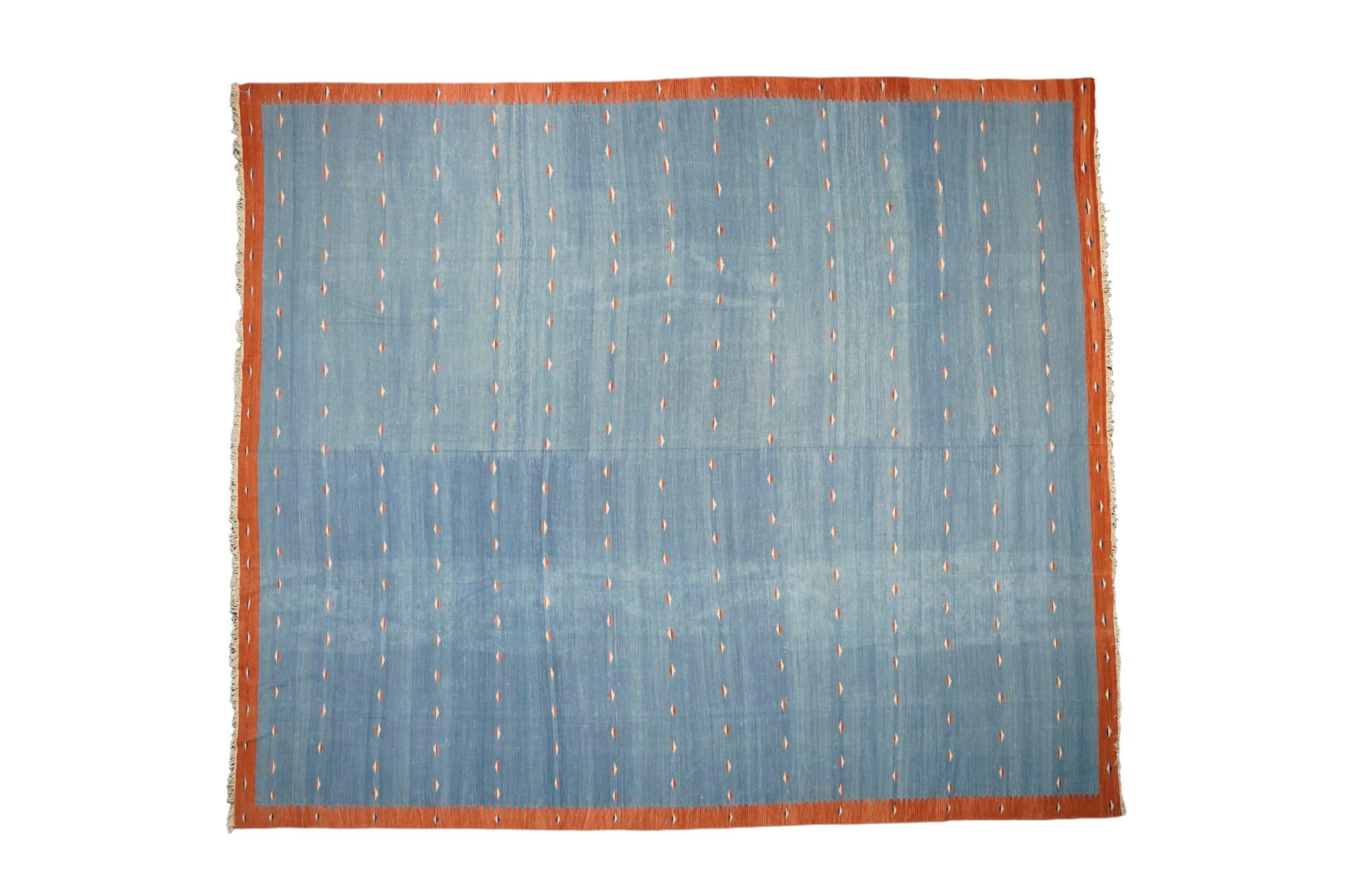 Indien Tapis Dhurrie vintage bleu clair avec motifs géométriques, de Rug & Kilim    en vente