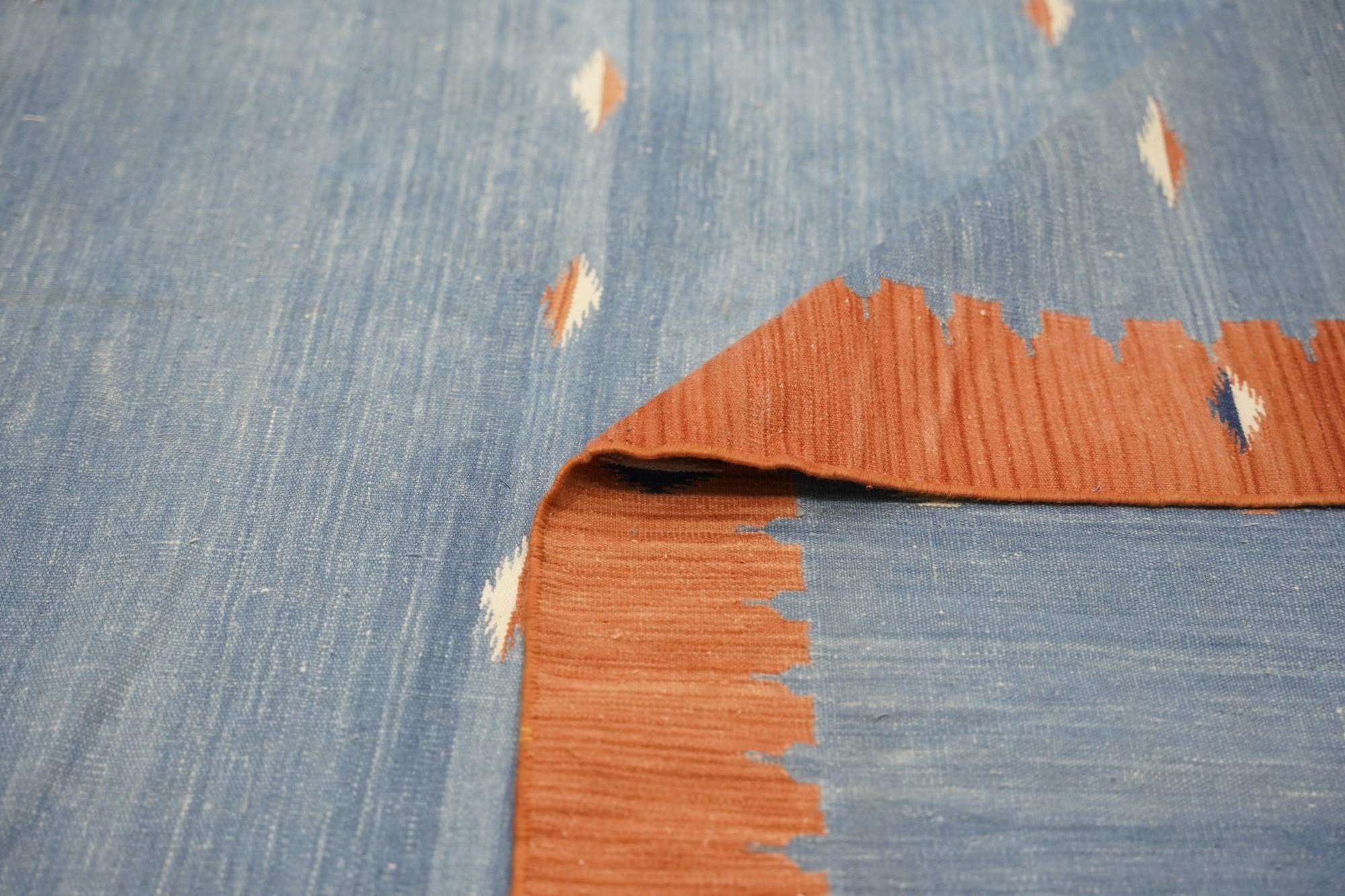 Tissé à la main Tapis Dhurrie vintage bleu clair avec motifs géométriques, de Rug & Kilim en vente