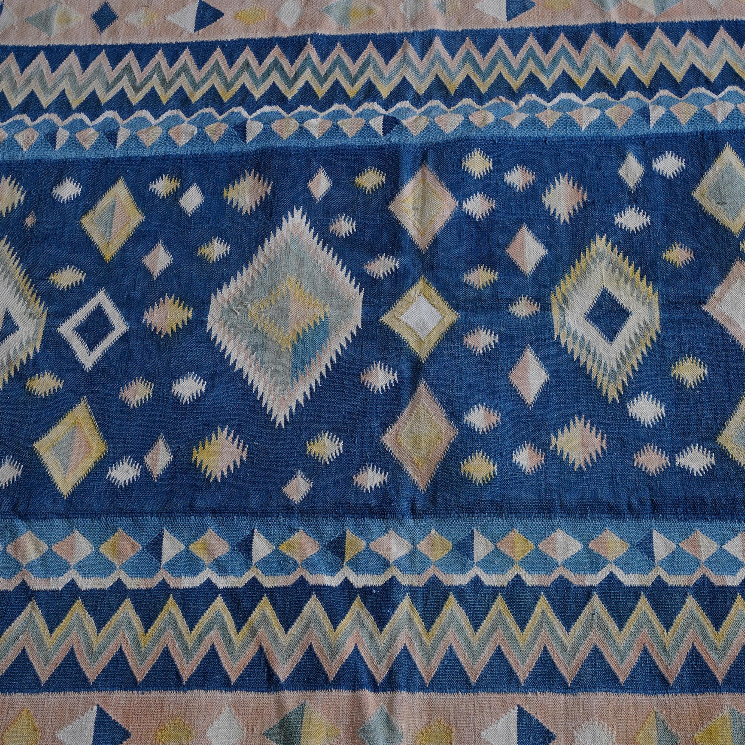 Dieser 6x9 große Vintage-Dhurrie-Teppich ist eine aufregende Neuanschaffung aus Rug & Kilims jüngstem Bestand an seltenen und beispielhaften Flachgeweben desselben Stils aus der Mitte des Jahrhunderts, die um 1950-1960 in Indien aus Baumwolle gewebt