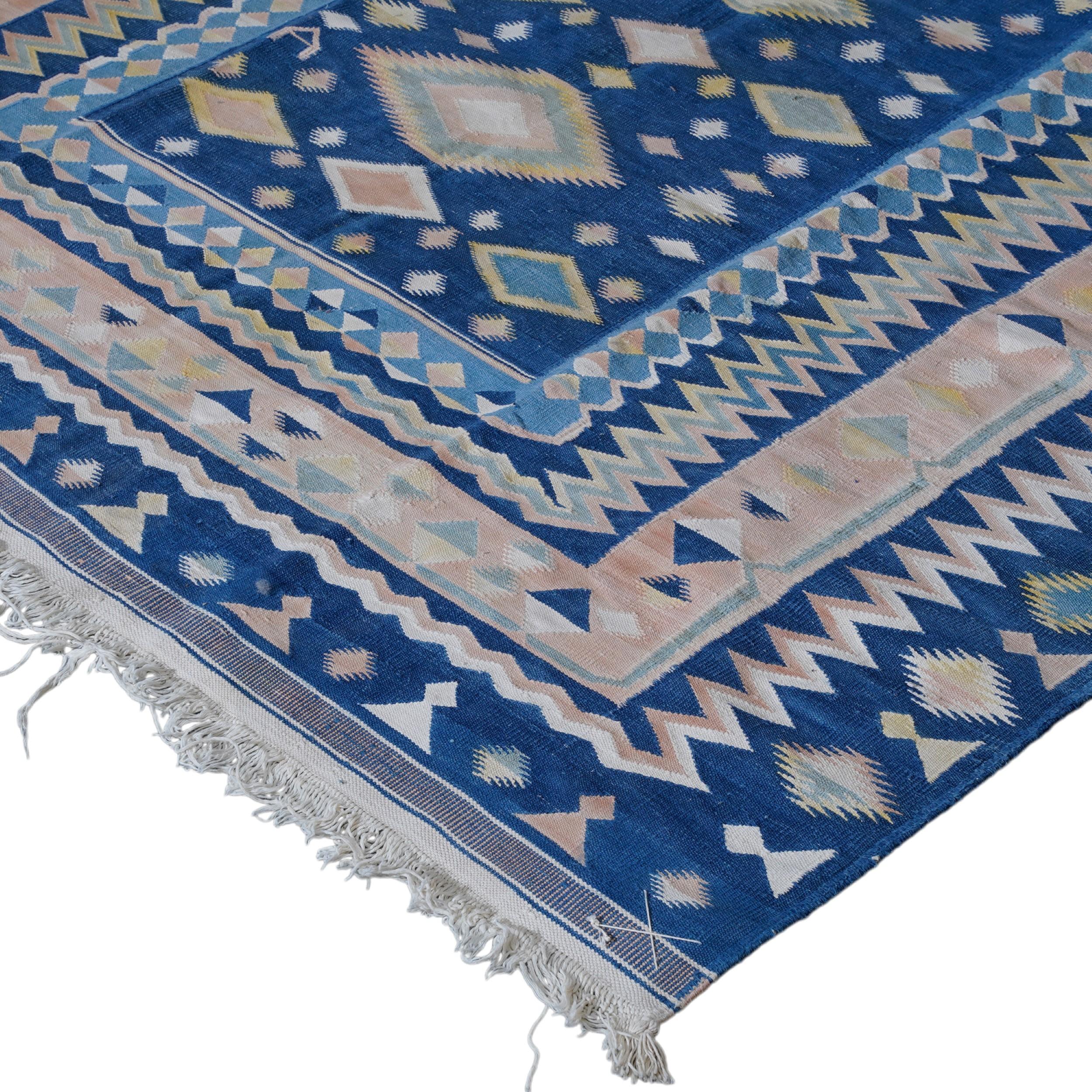 Vintage Dhurrie Vintage-Teppich in Marineblau mit bunten geometrischen Mustern  Rug & Kilim (Kelim) im Angebot