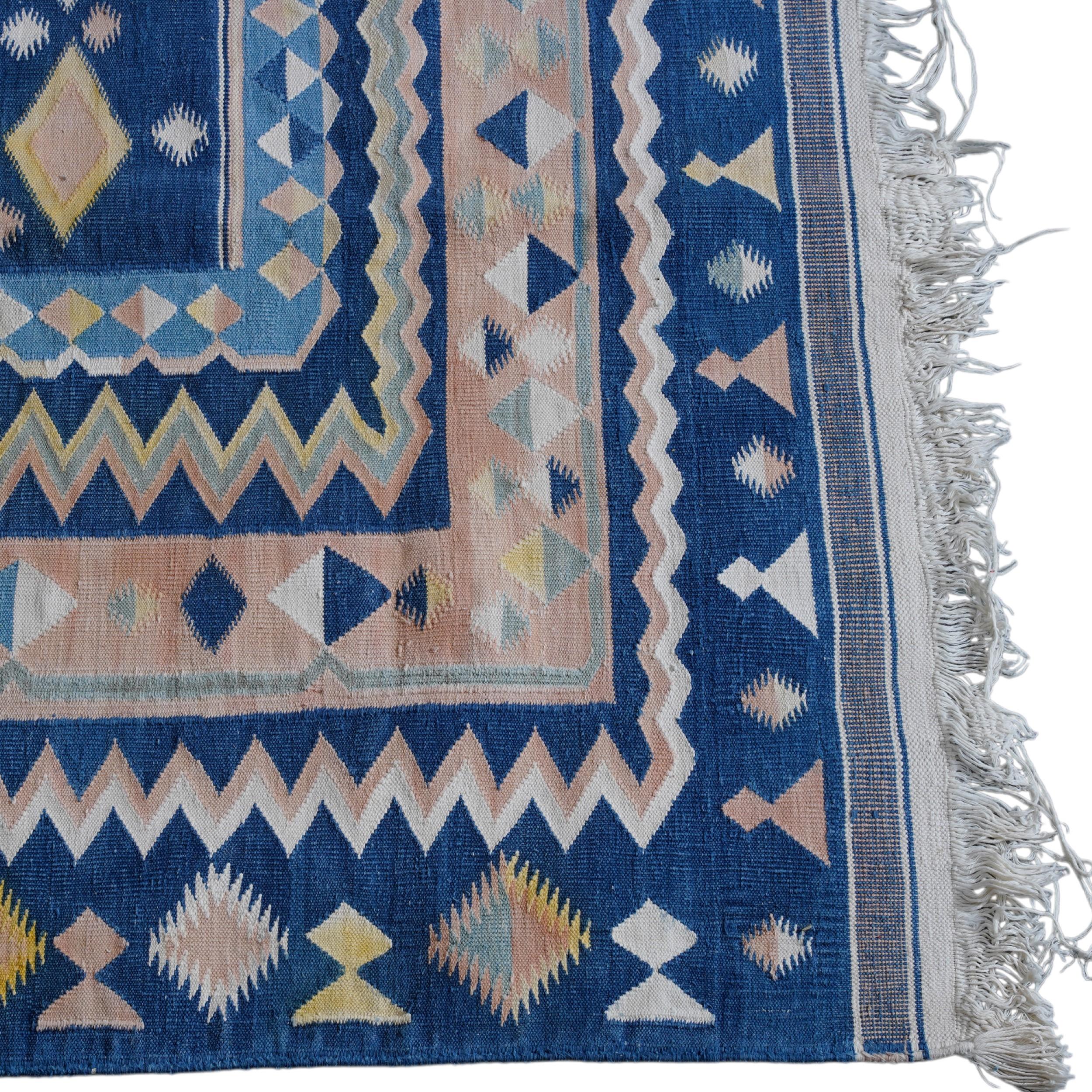 Vintage Dhurrie Vintage-Teppich in Marineblau mit bunten geometrischen Mustern  Rug & Kilim (Indisch) im Angebot