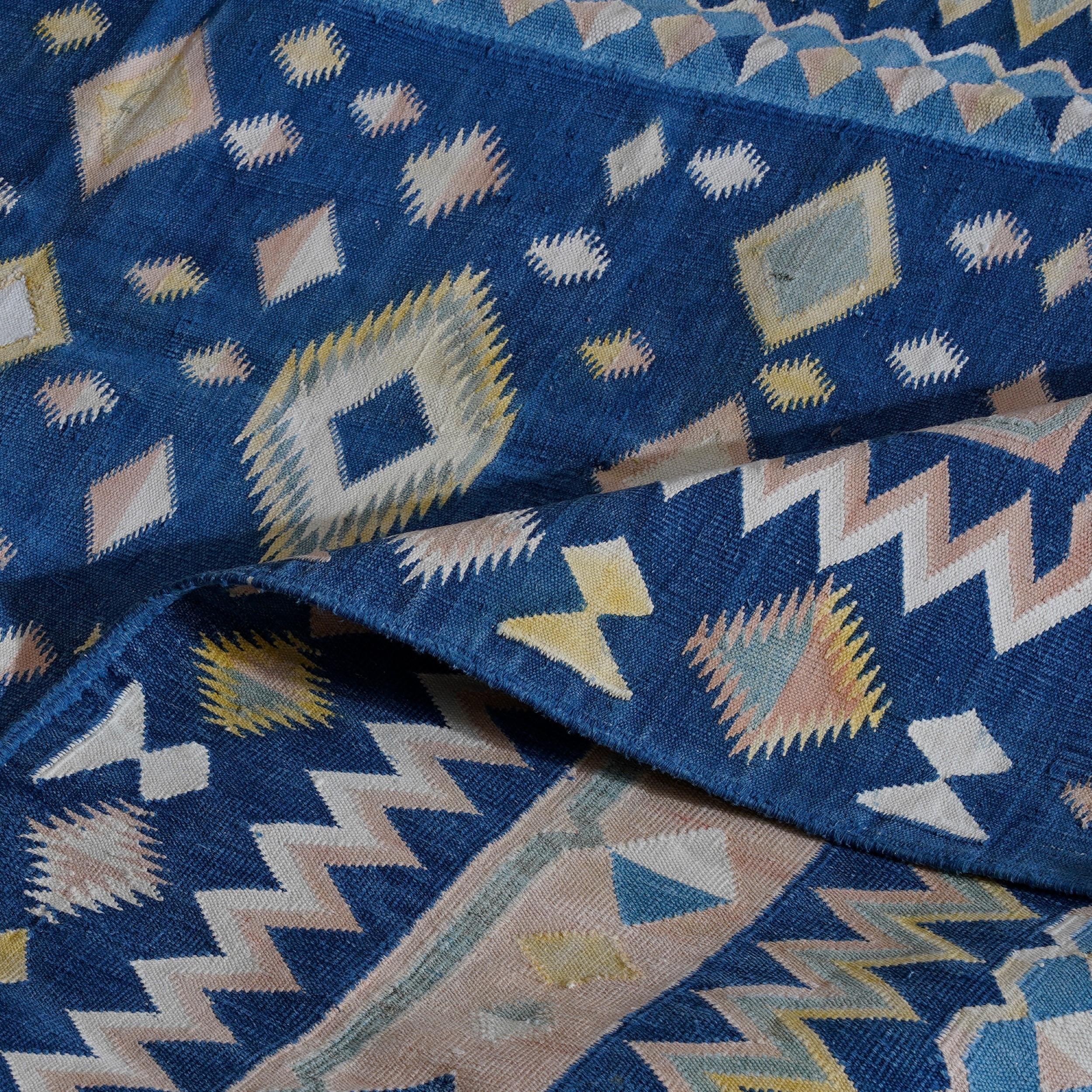 Vintage Dhurrie Vintage-Teppich in Marineblau mit bunten geometrischen Mustern  Rug & Kilim (Handgewebt) im Angebot