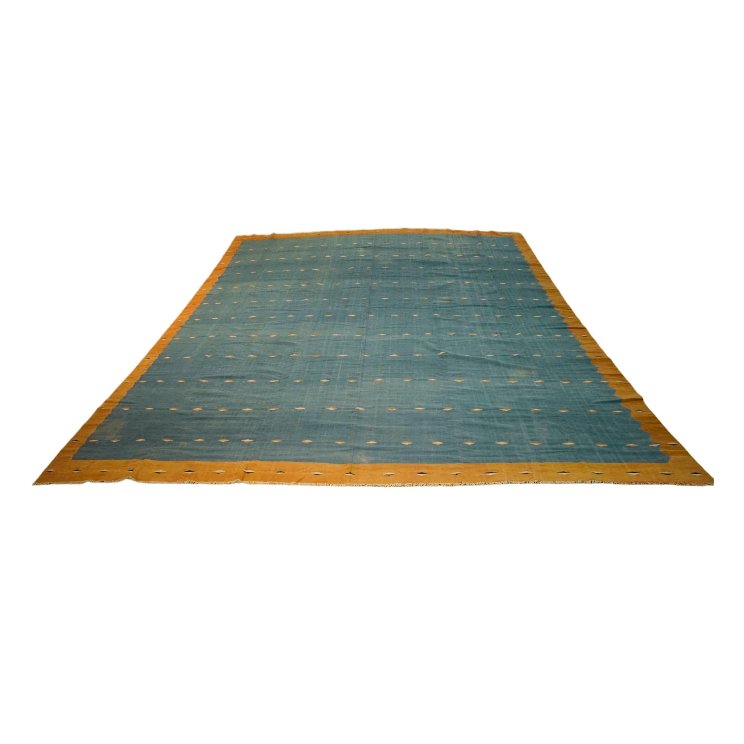 Questo tappeto Dhurrie vintage 12x14 è una nuova ed entusiasmante selezione dell'ultima acquisizione di Rug & Kilim di rari ed esemplari tessuti piatti della metà del secolo dello stesso stile. Tessuta a mano in cotone, proviene dall'India intorno