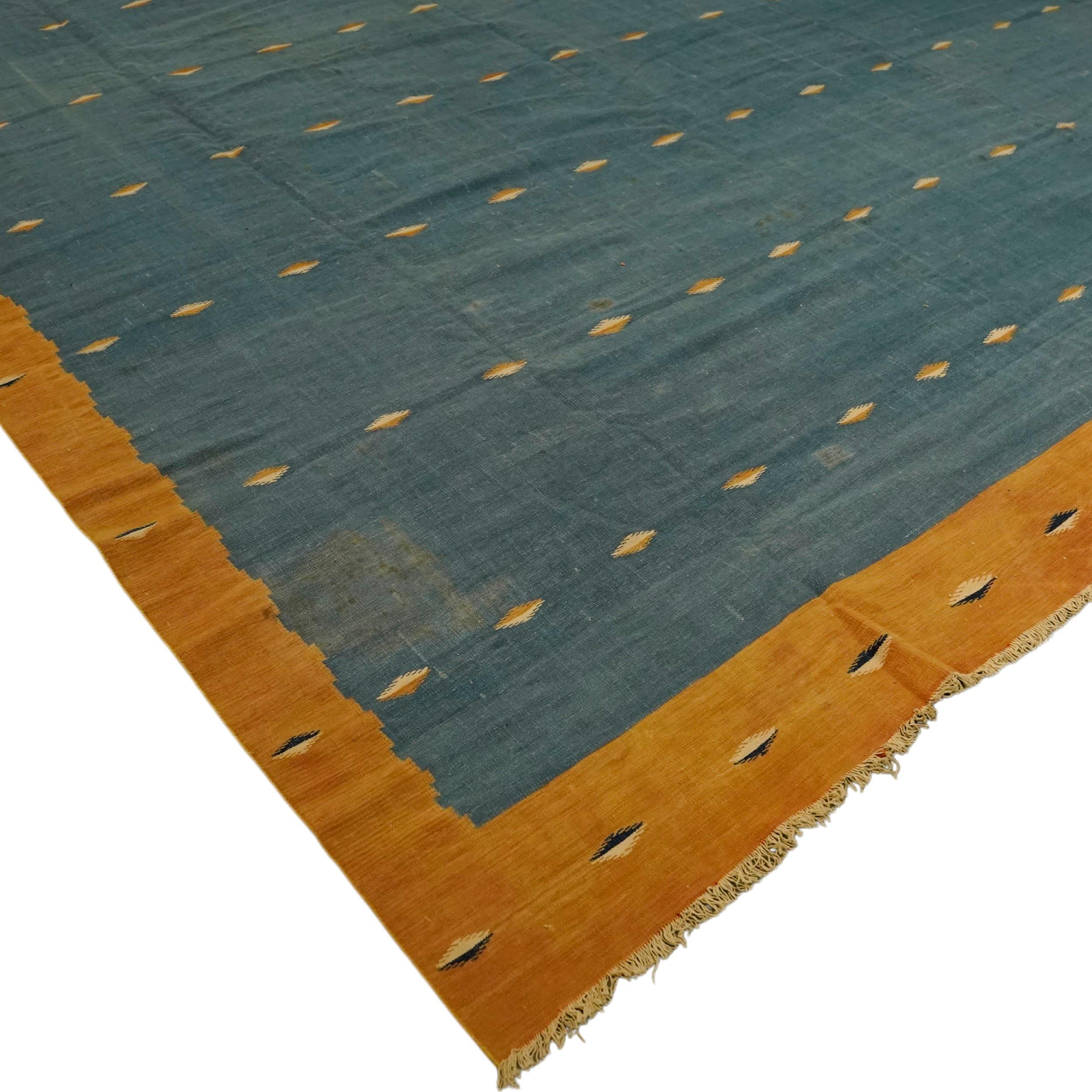 Indiano Tappeto vintage Dhurrie in blu verde acqua e oro con motivi geometrici  Rug & Kilim in vendita