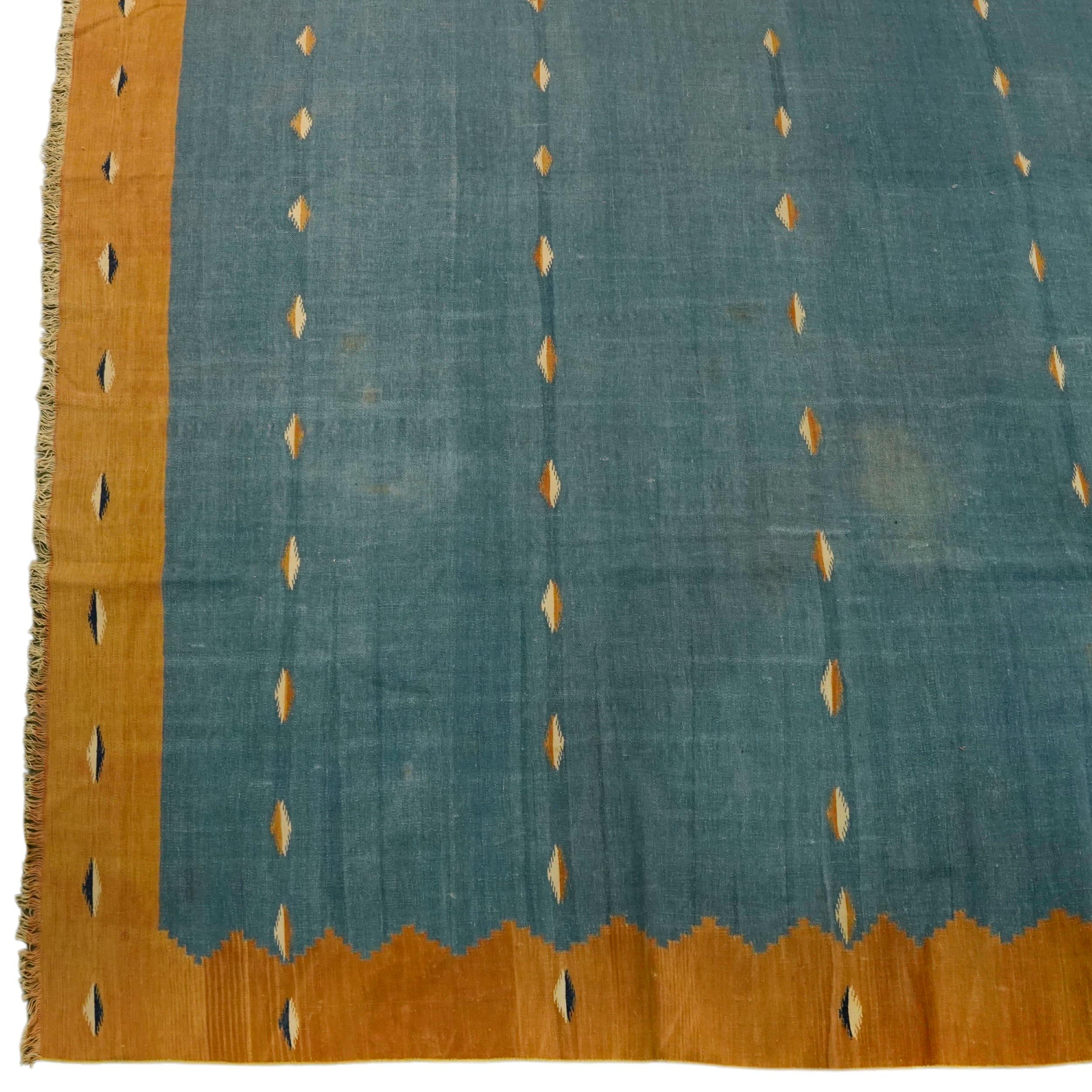 Tessuto a mano Tappeto vintage Dhurrie in blu verde acqua e oro con motivi geometrici  Rug & Kilim in vendita