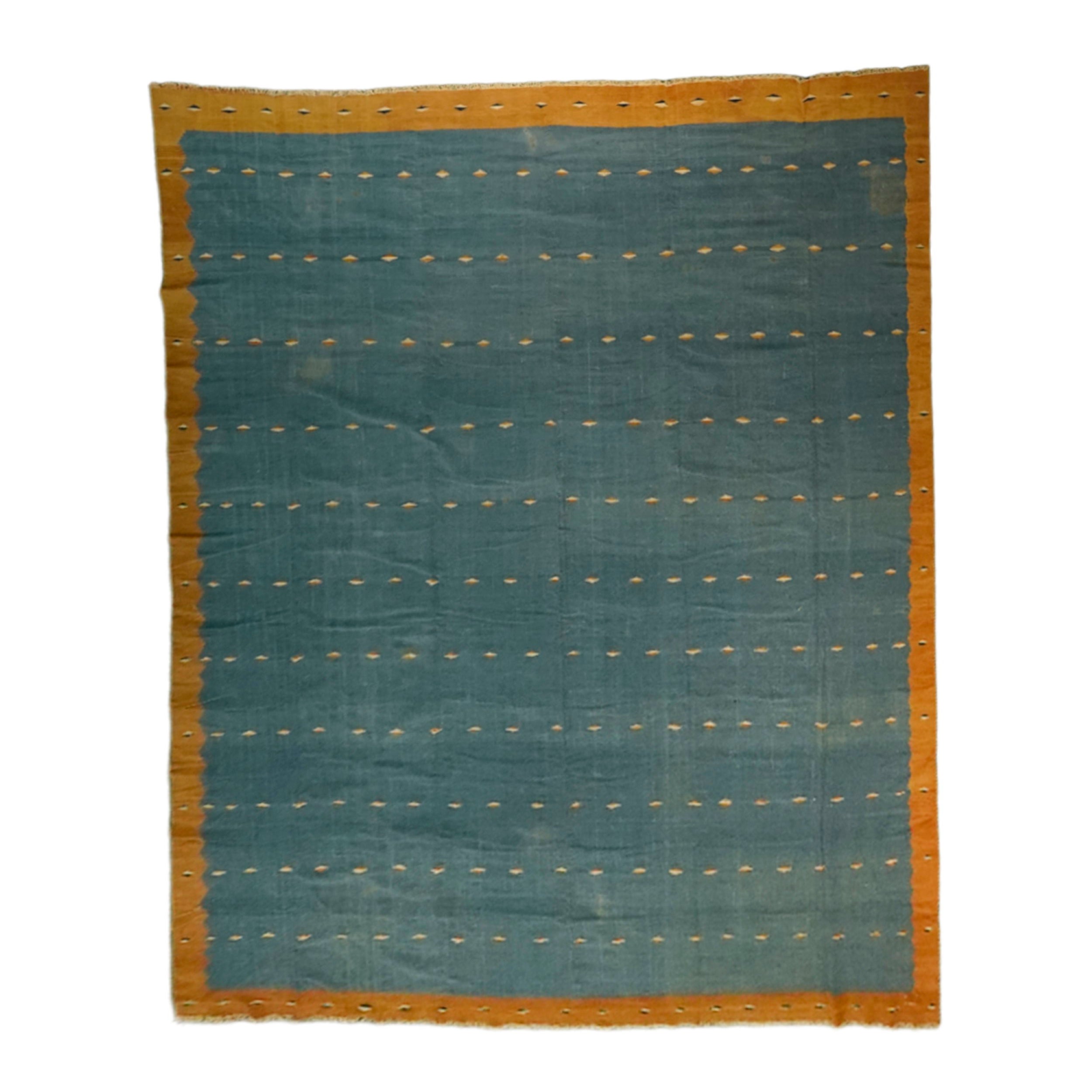 Tappeto vintage Dhurrie in blu verde acqua e oro con motivi geometrici  Rug & Kilim in vendita