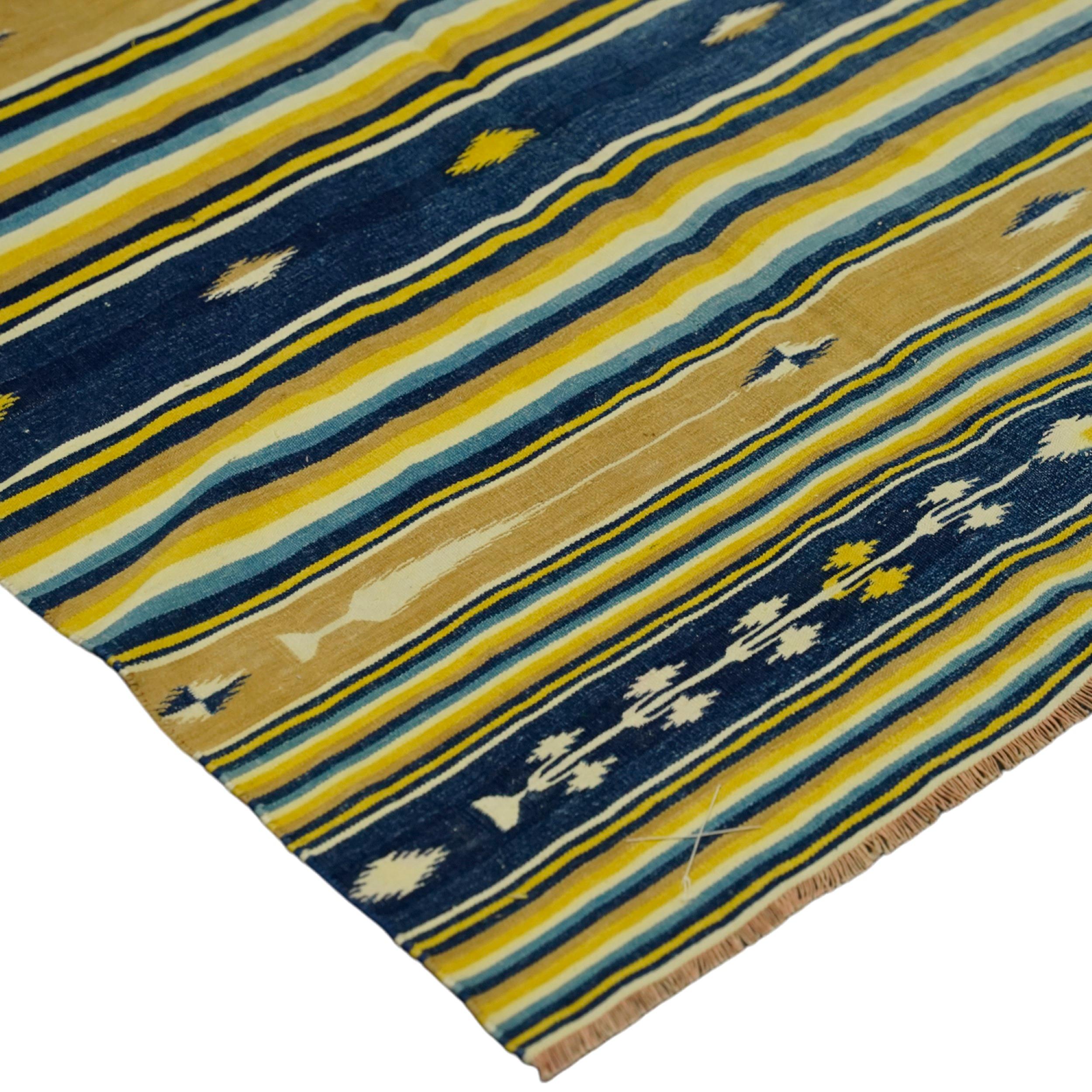 Esta alfombra de pasillo Dhurrie vintage de 6x10 es una nueva y emocionante selección de la última adquisición de Rug & Kilim de raras y ejemplares telas planas de mediados de siglo del mismo estilo, tejidas en algodón en la India hacia 1950-1960.