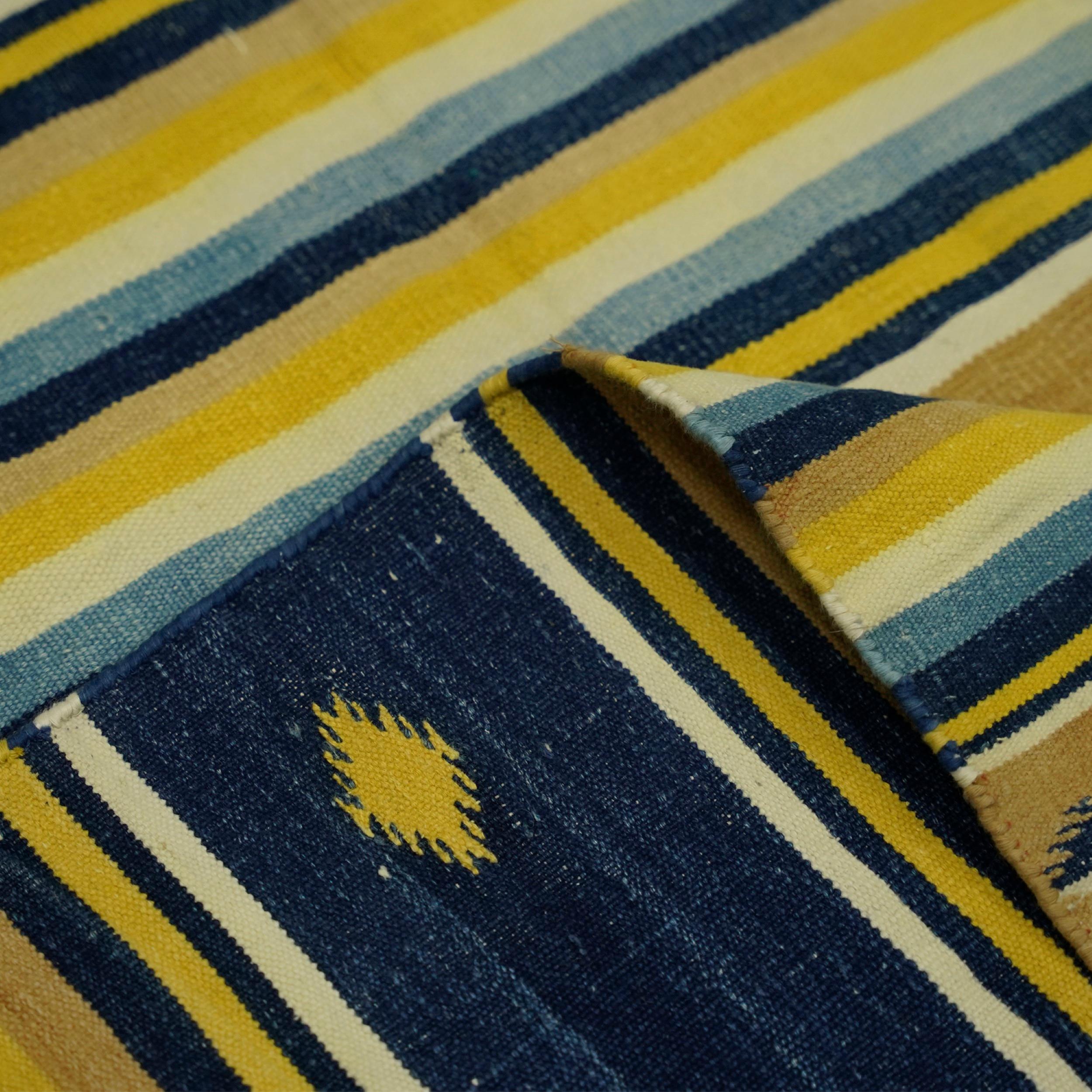Alfombra Dhurrie Vintage de Rayas y Geometría Amarillas y Azules  Rug & Kilim Tejido a mano en venta
