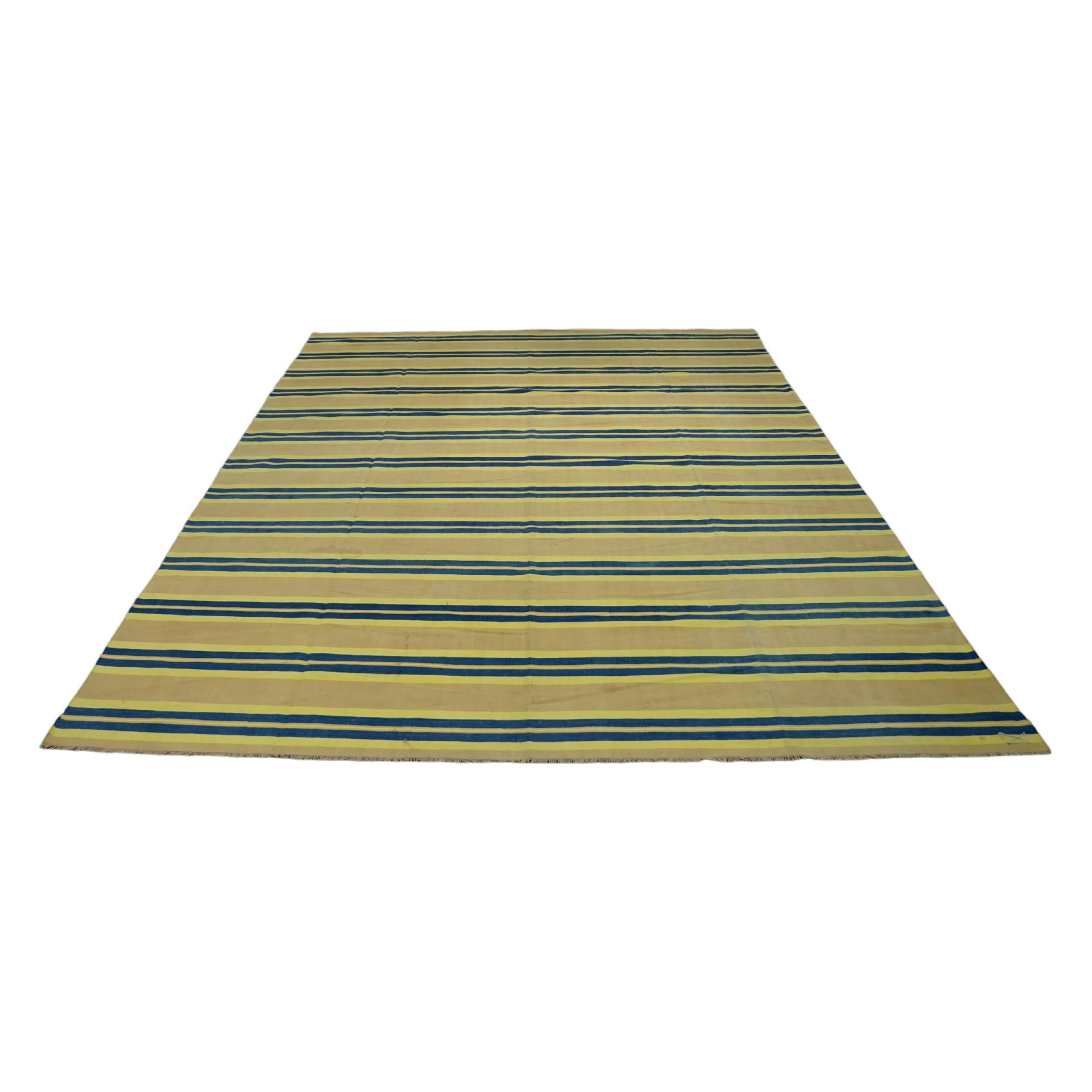 Esta alfombra Dhurrie vintage de 8x11 es una nueva y emocionante selección de la última adquisición de Rug & Kilim de raras y ejemplares telas planas de mediados de siglo del mismo estilo, tejidas en algodón en la India hacia 1950-1960. 

Sobre el