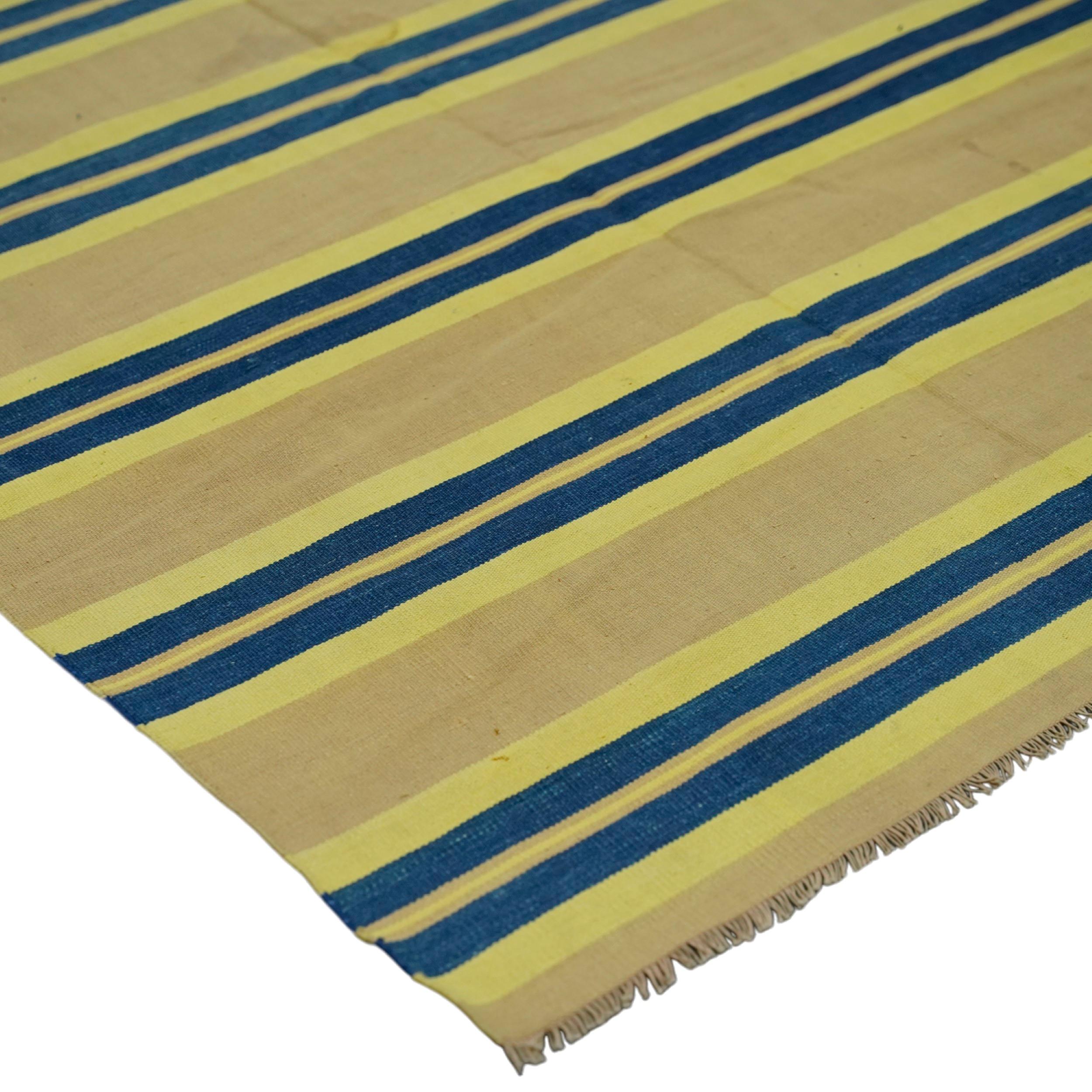 Alfombra Dhurrie Vintage con Rayas Beige-Marrón, Azul Marino y Amarillo Rug & Kilim Indio en venta