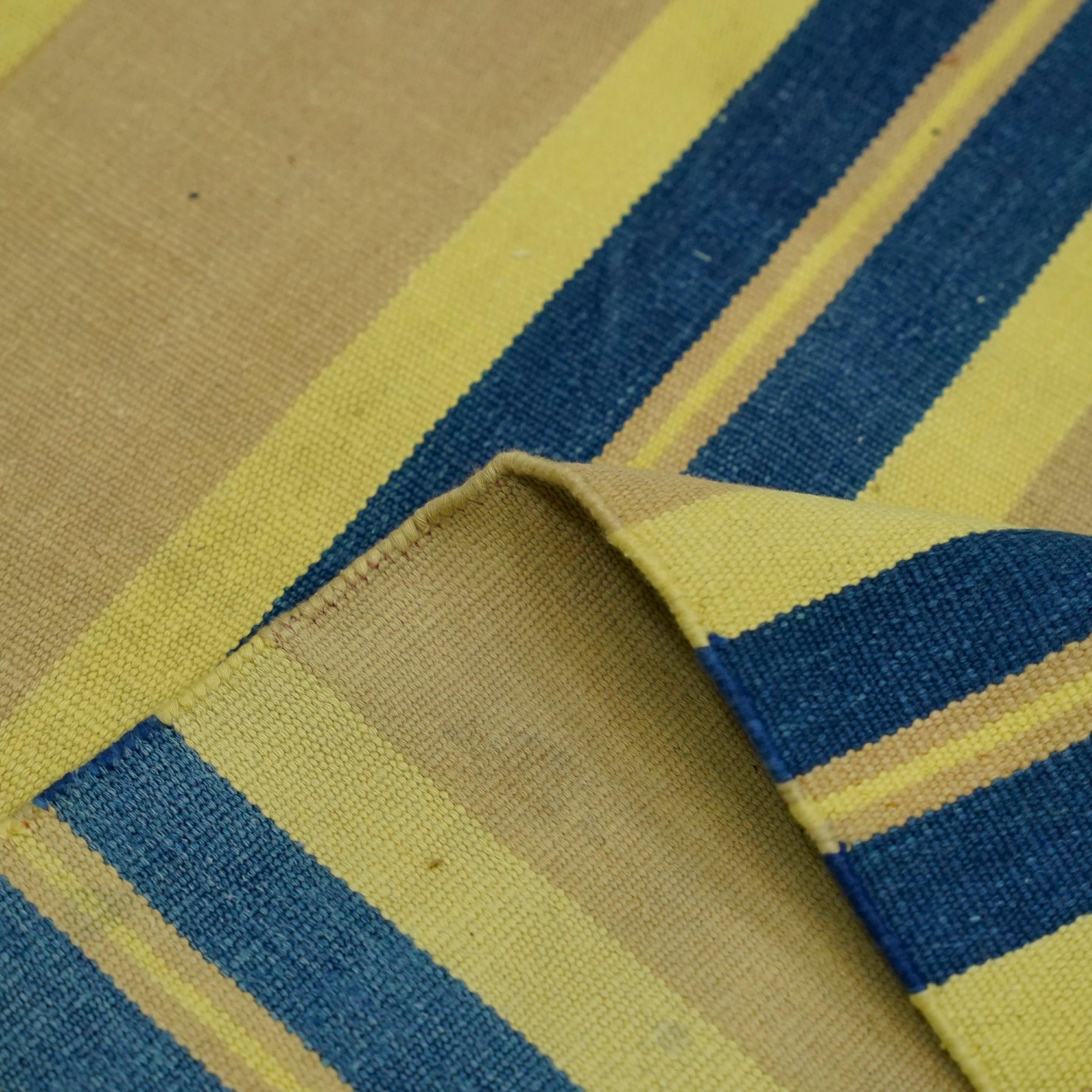 Alfombra Dhurrie Vintage con Rayas Beige-Marrón, Azul Marino y Amarillo Rug & Kilim en Bueno estado para la venta en Long Island City, NY