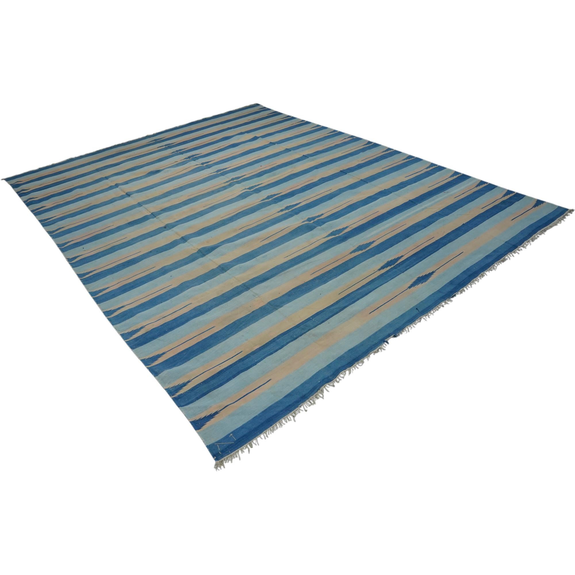 Indiano Tappeto vintage Dhurrie a strisce blu e beige  Rug & Kilim in vendita