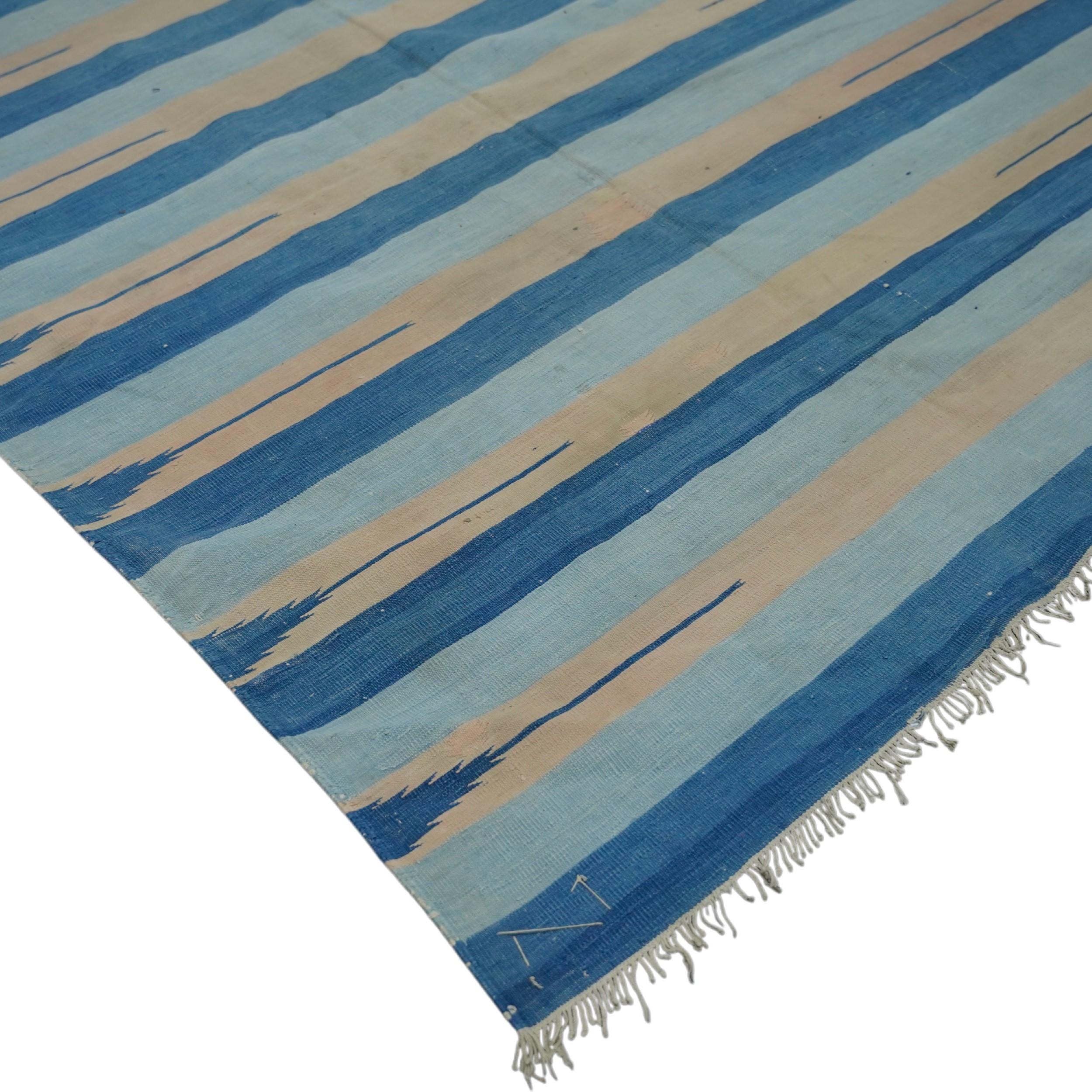 Tessuto a mano Tappeto vintage Dhurrie a strisce blu e beige  Rug & Kilim in vendita