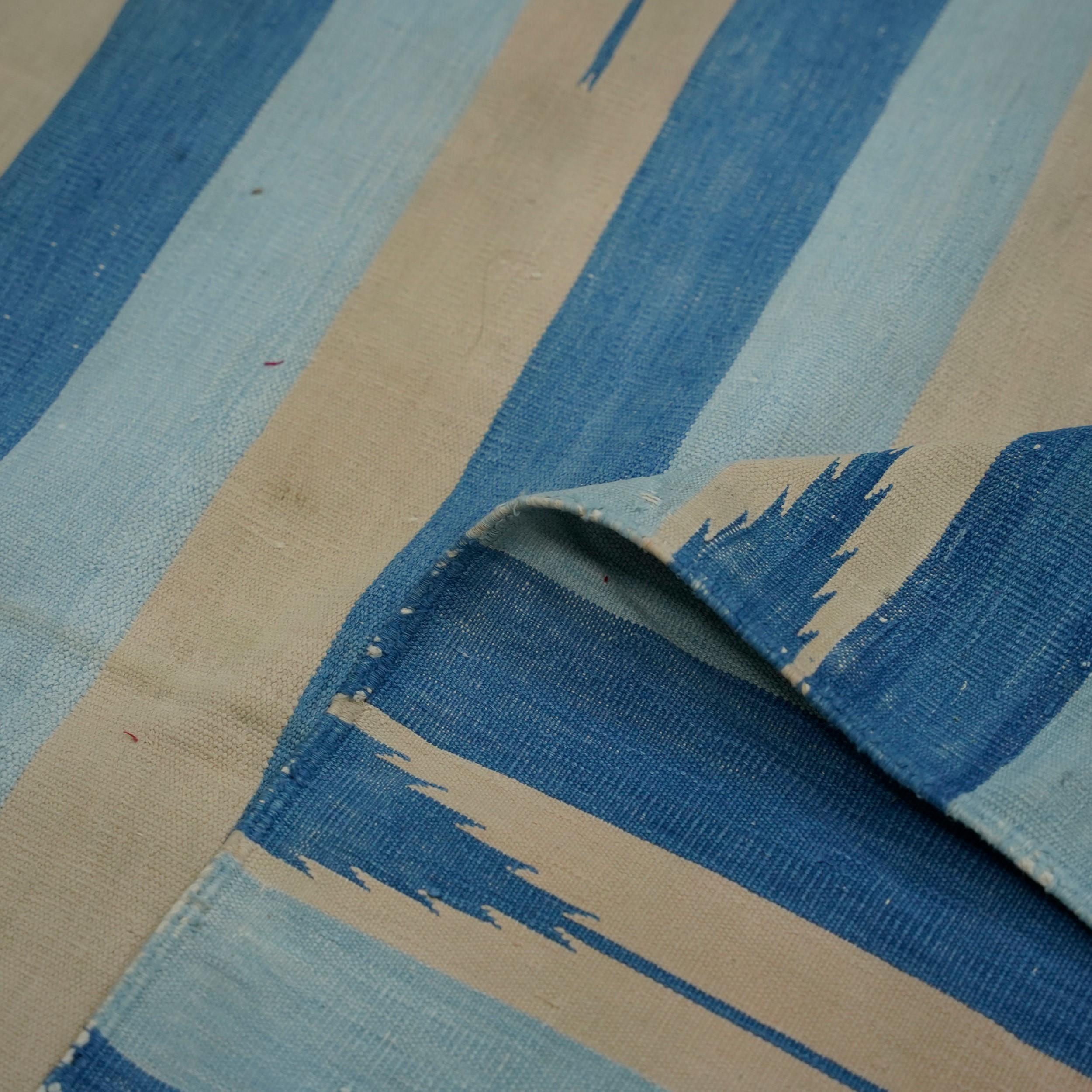Metà XX secolo Tappeto vintage Dhurrie a strisce blu e beige  Rug & Kilim in vendita