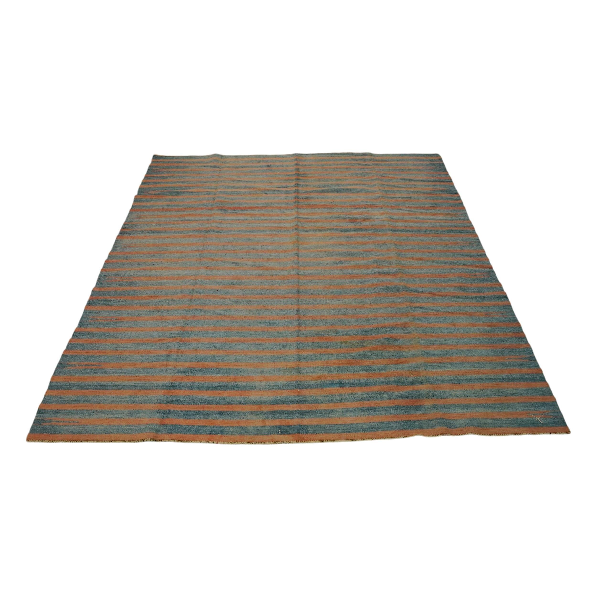 Questo tappeto Dhurrie vintage 8x9 è una nuova ed entusiasmante selezione dell'ultima acquisizione di Rug & Kilim di rari ed esemplari tessuti piatti della metà del secolo dello stesso stile. Tessuta a mano in cotone, proviene dall'India intorno al