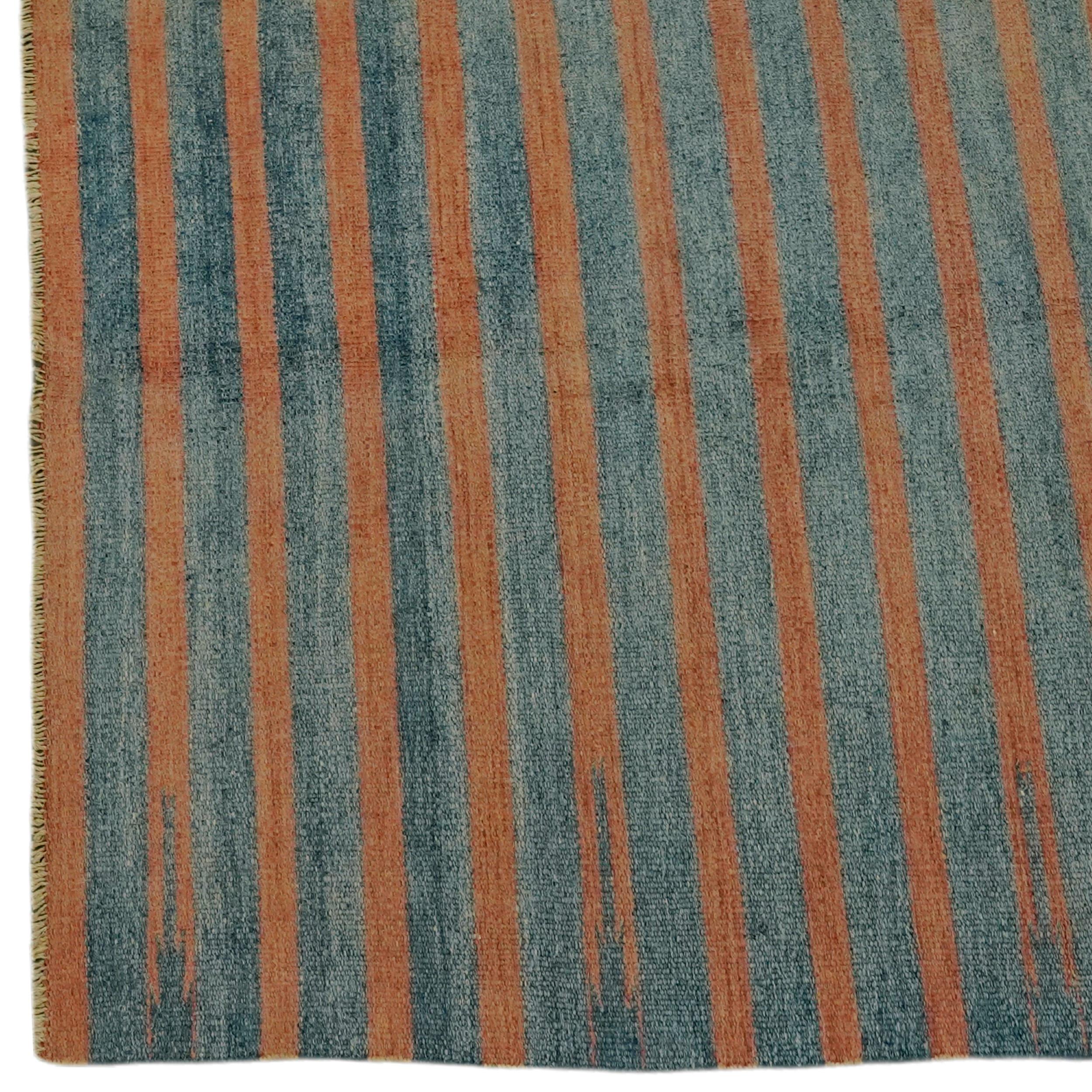 Tessuto a mano Tappeto vintage Dhurrie con strisce blu e marroni  Rug & Kilim in vendita