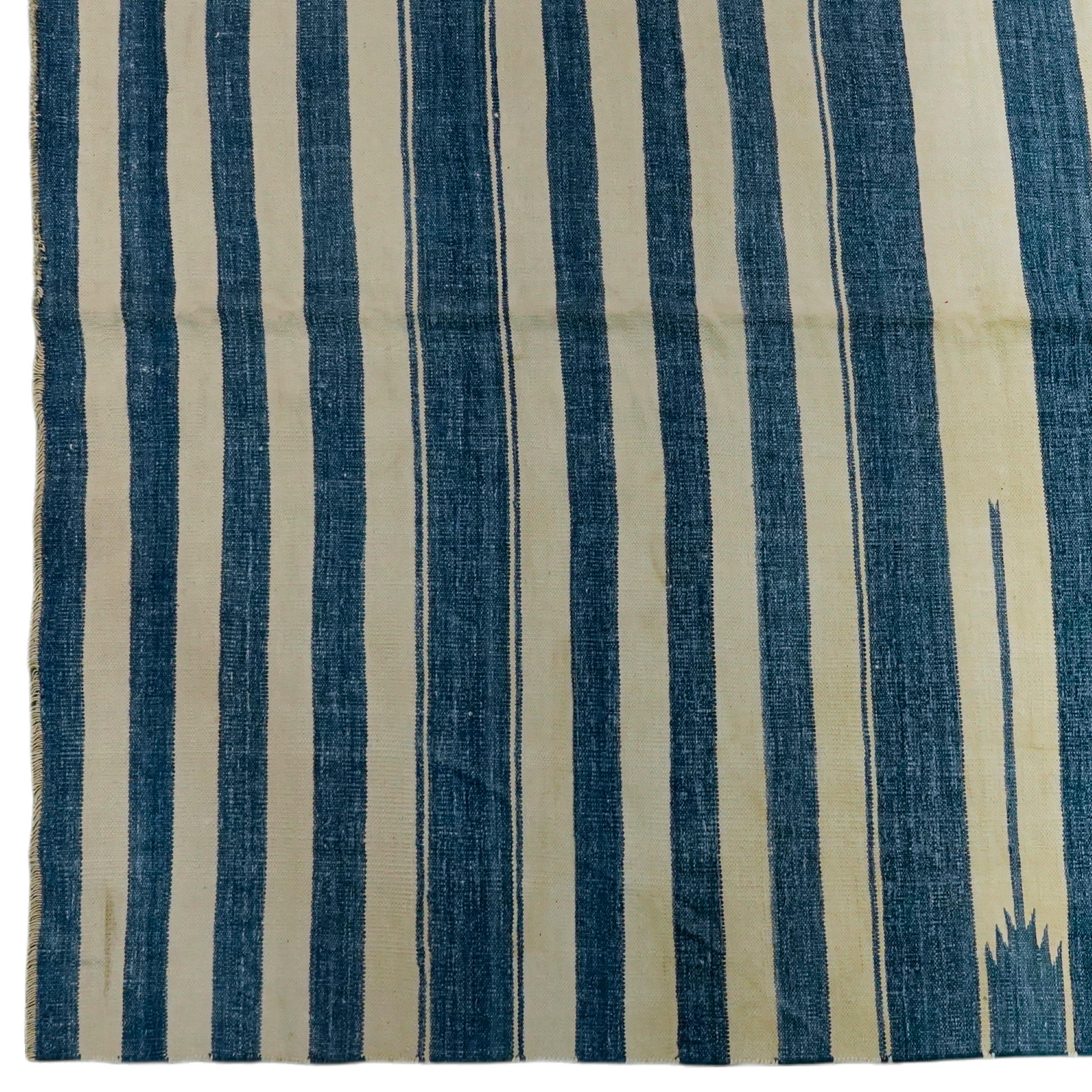 Tissé à la main Tapis Dhurrie vintage à rayures bleues et crème  Rug & Kilim