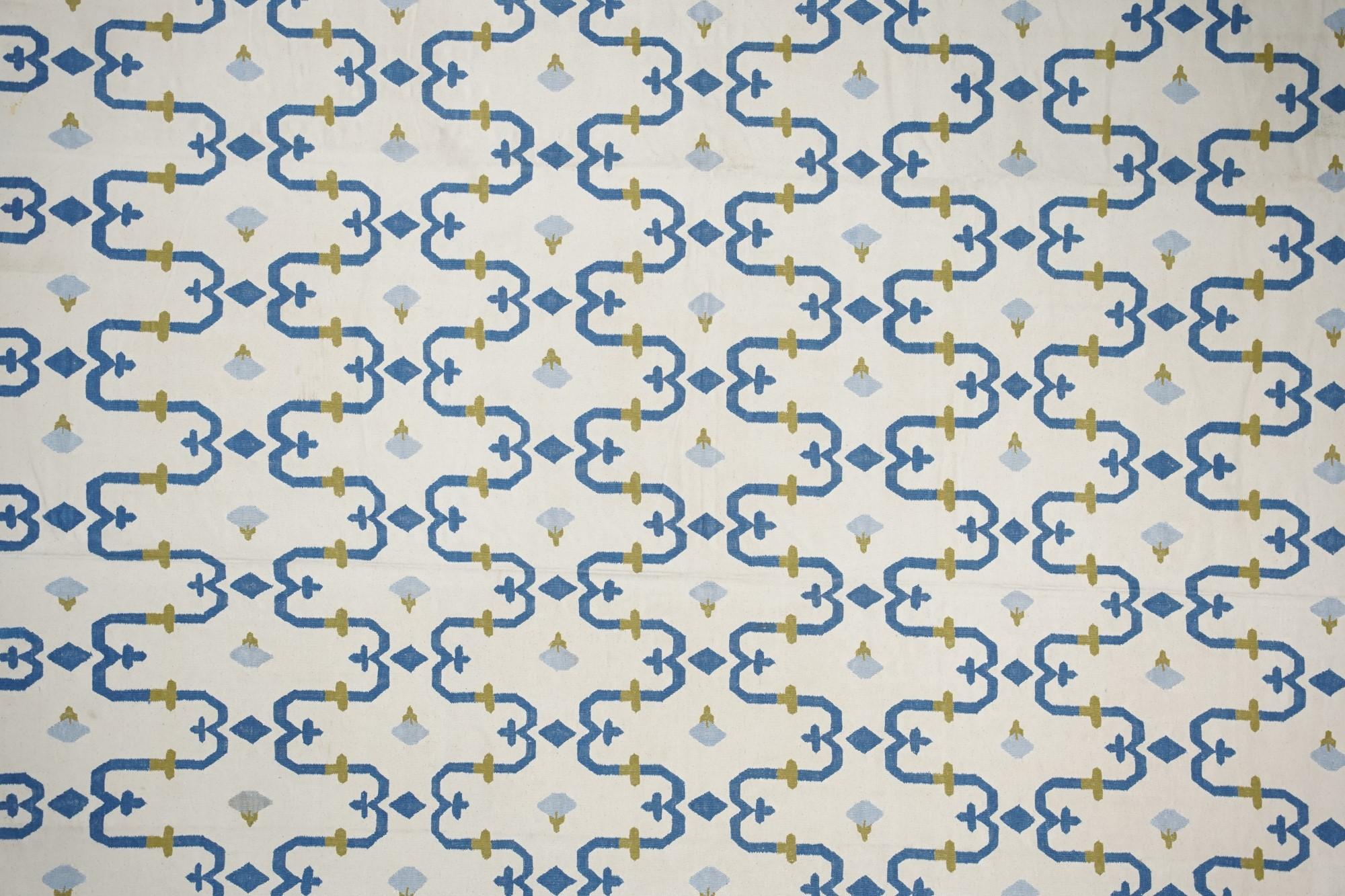Dieser 10x14 große Teppich ist ein seltener Vintage-Dhurrie-Teppich aus einer aufregenden neuen Mid-Century-Kuration von Rug &New Kilim. Das handgewebte Flachgewebe aus Wolle stammt aus Indien (ca. 1950-1960) und weist blaue und goldene geometrische