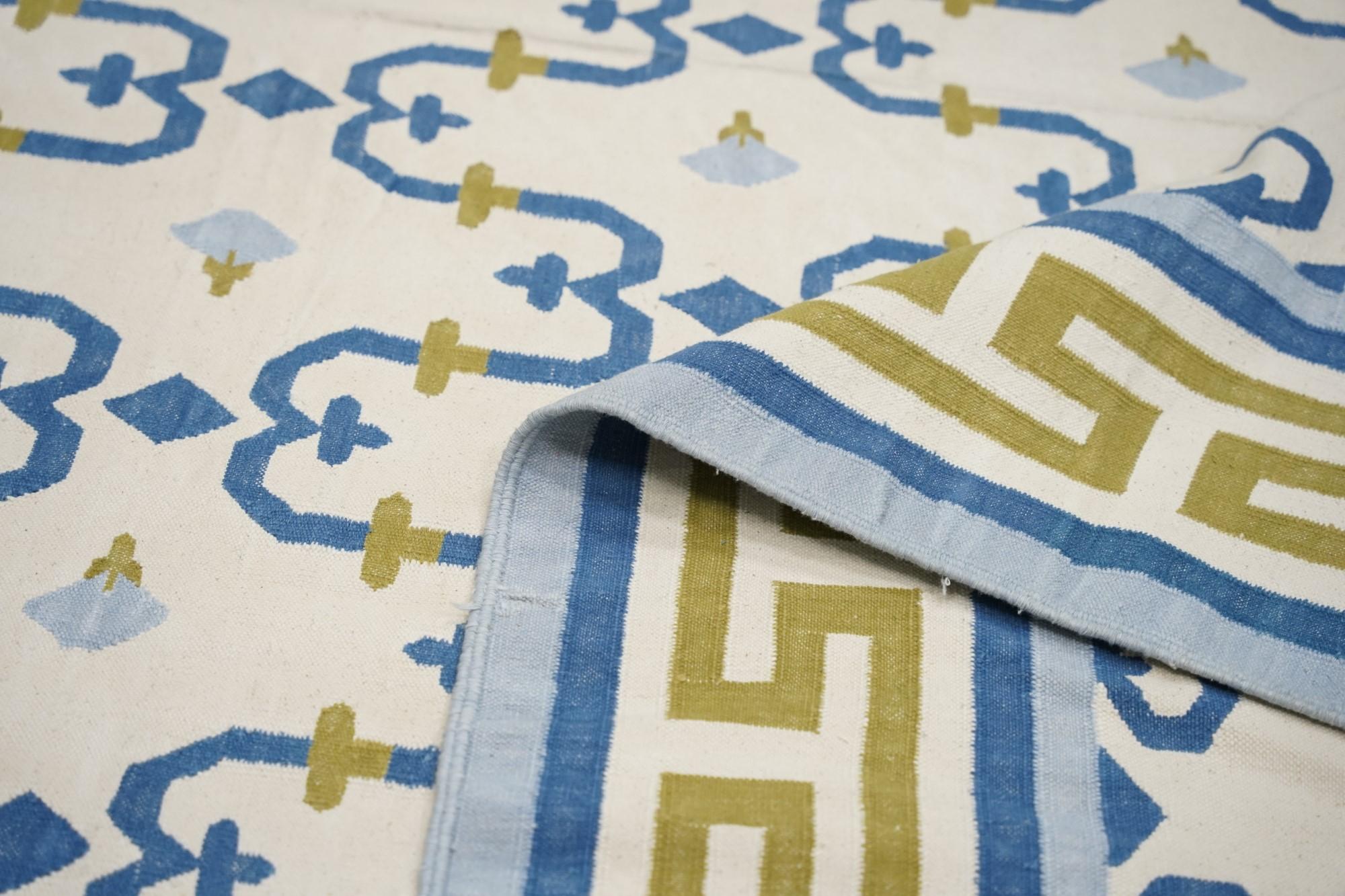 Vintage Dhurrie Vintage-Teppich mit blauem und goldenem geometrischem Muster, von Rug & Kilim (Handgewebt) im Angebot