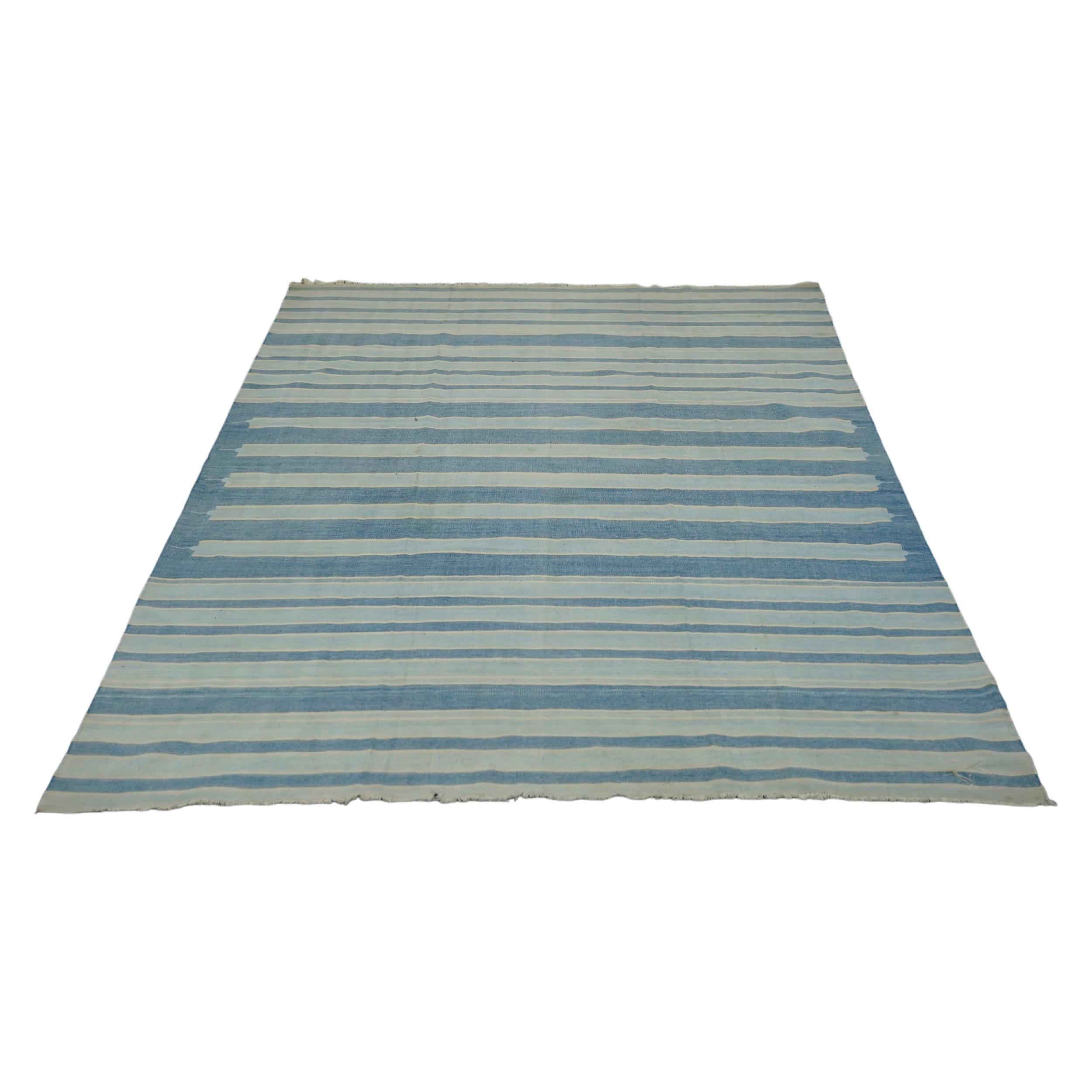 Esta alfombra Dhurrie vintage de 5x8 es una nueva y emocionante selección de la última adquisición de Rug & Kilim de raros y ejemplares tejidos planos de mediados de siglo del mismo estilo, tejidos en algodón en la India hacia 1950-1960. 

Sobre el