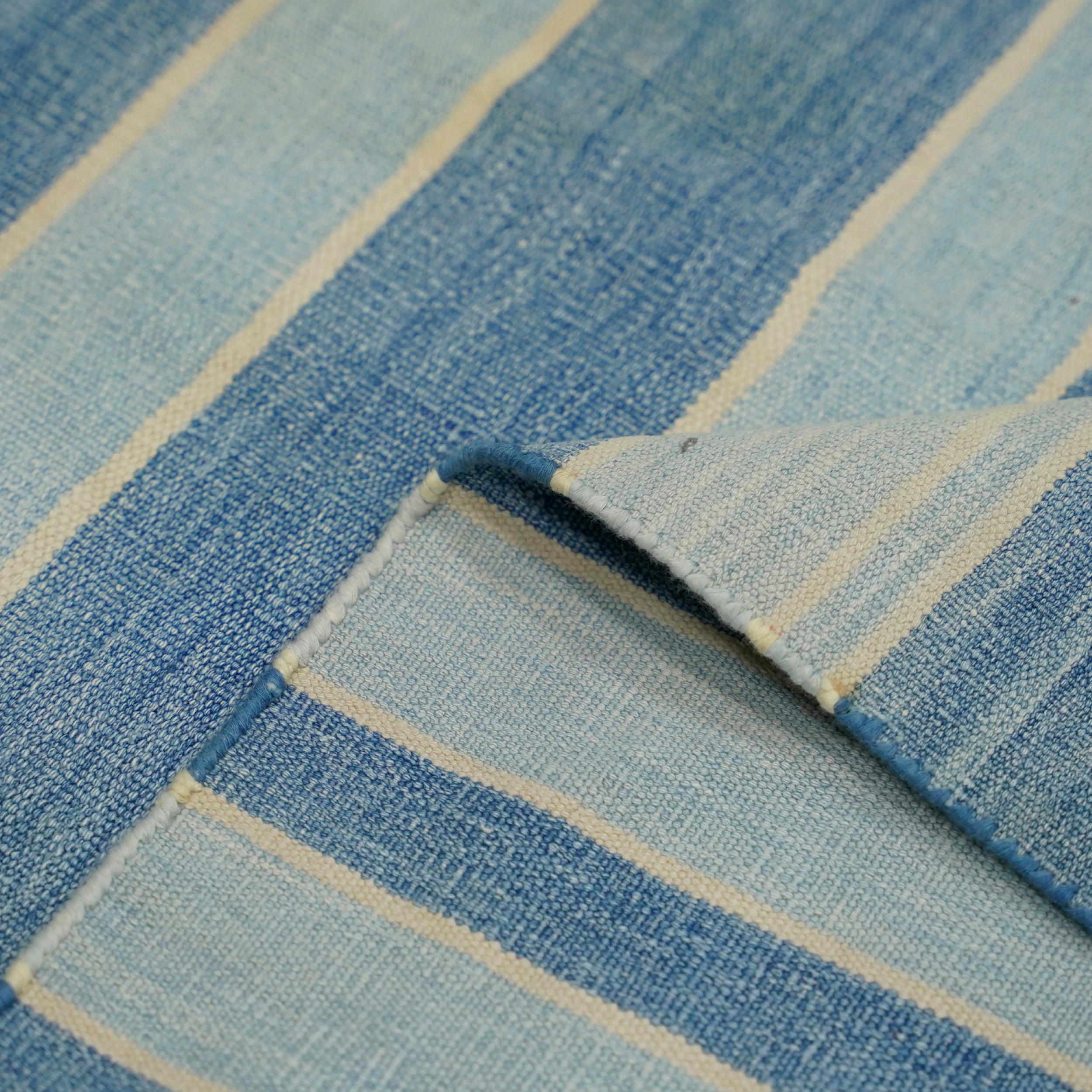 Alfombra Dhurrie Vintage con Rayas Azules y Grises  Rug & Kilim en Bueno estado para la venta en Long Island City, NY