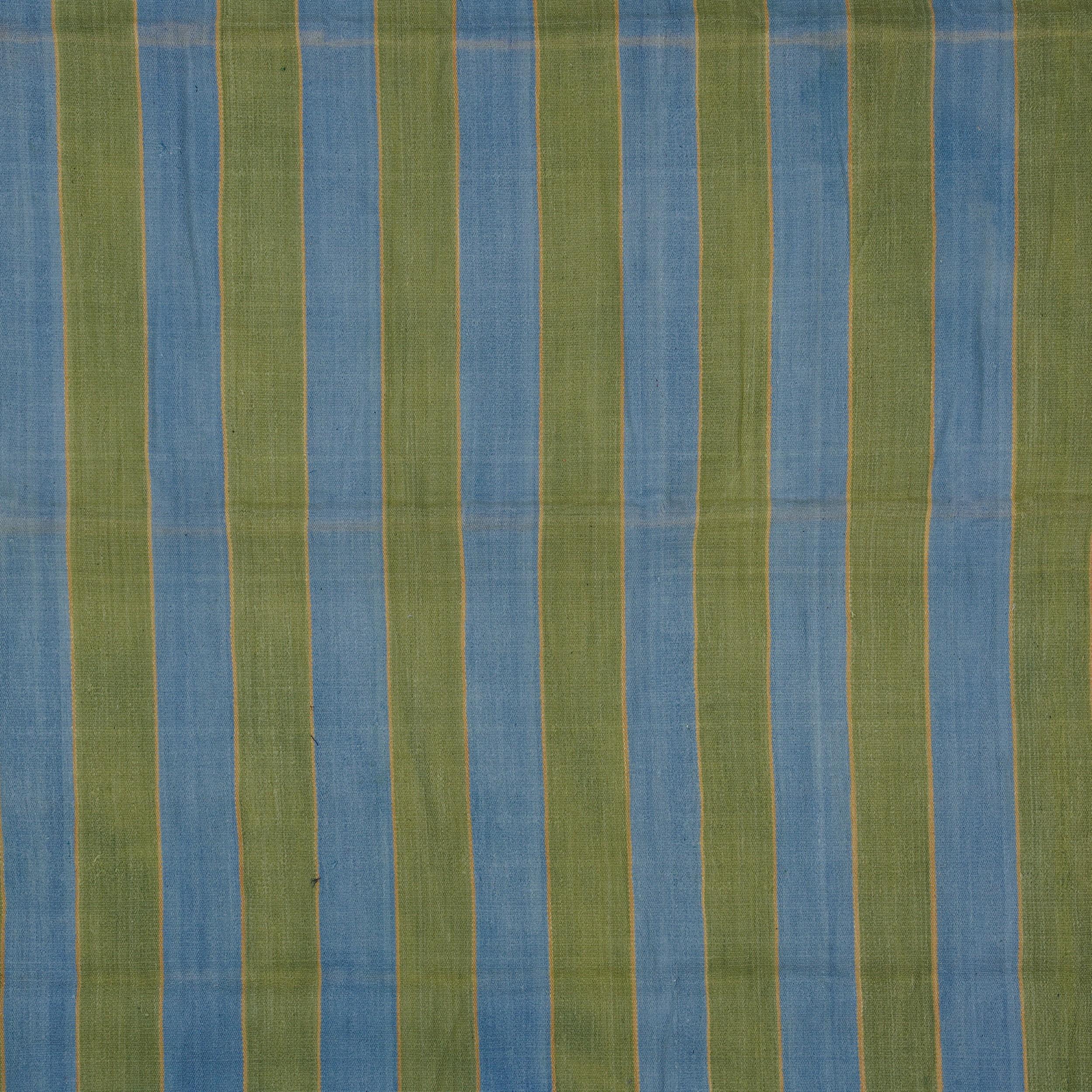 Esta alfombra Dhurrie vintage de 8x10 es una nueva y emocionante selección de la última adquisición de Rug & Kilim de raras y ejemplares telas planas de mediados de siglo del mismo estilo, tejidas en algodón en la India hacia 1950-1960. 

Sobre el