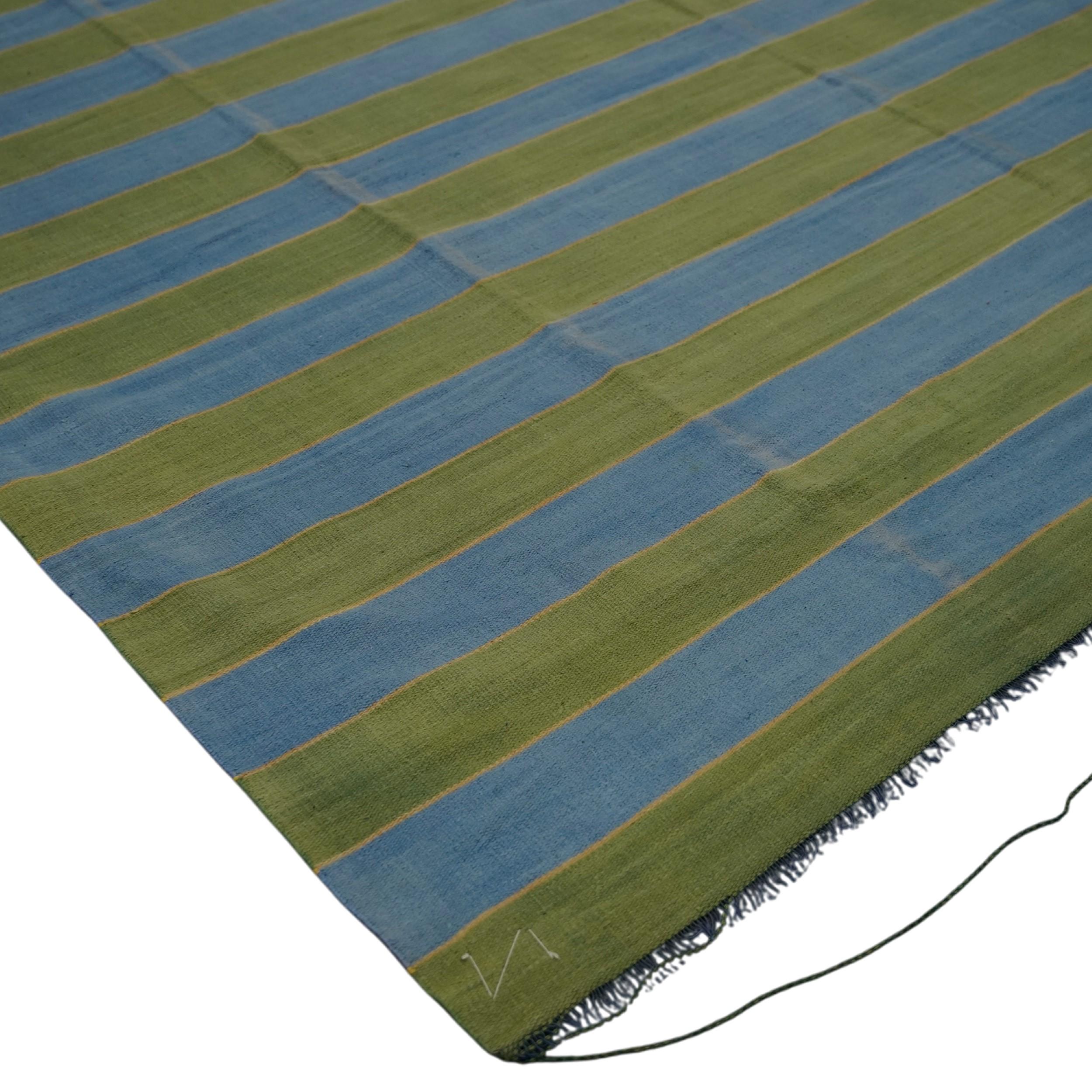 Alfombra vintage Dhurrie con rayas azules y verdes  Rug & Kilim Tejido a mano en venta