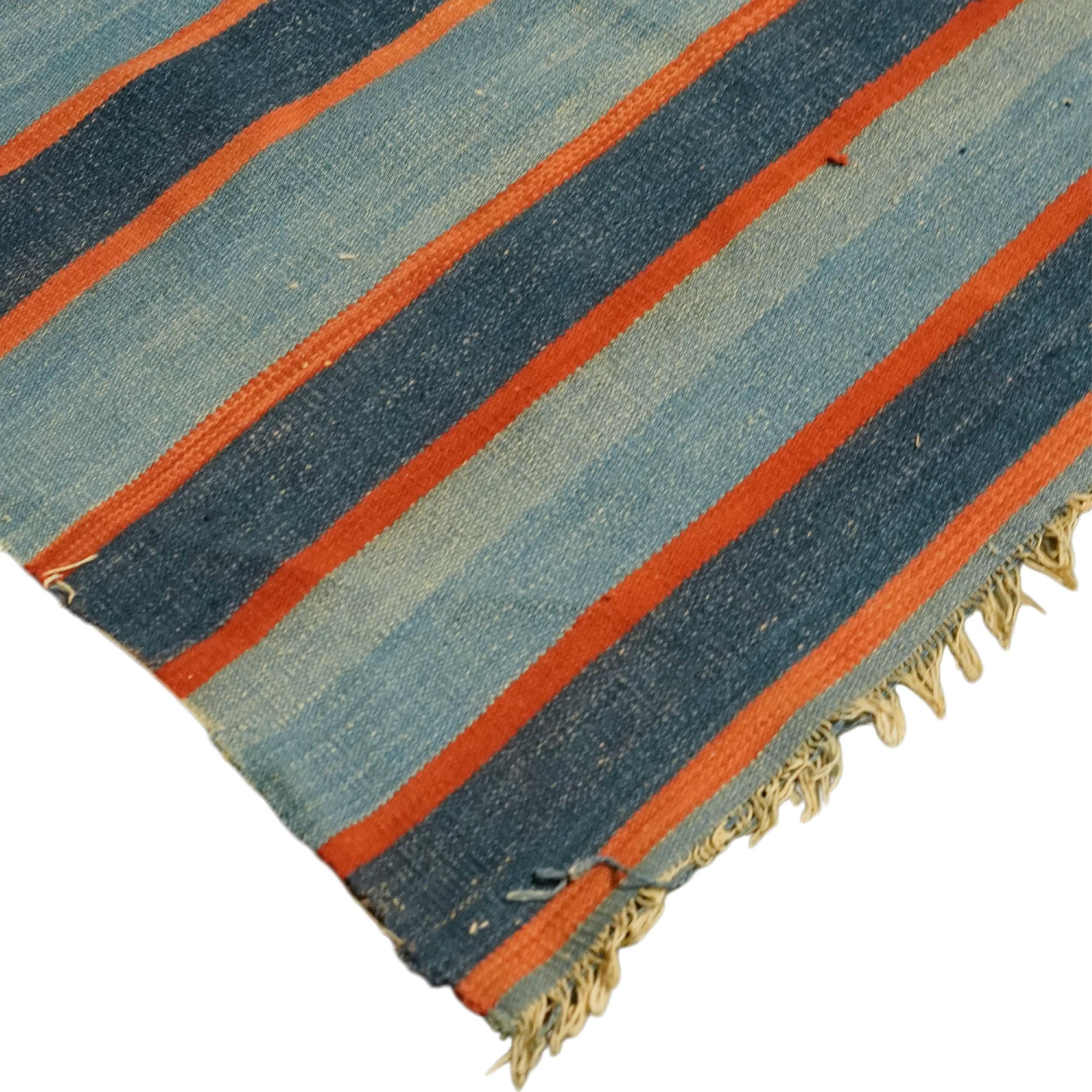 Esta alfombra Dhurrie vintage de 11x13 es una nueva y emocionante selección de la última adquisición de Rug & Kilim de raros y ejemplares tejidos planos de mediados de siglo del mismo estilo. Tejida a mano en algodón, procede de la India hacia