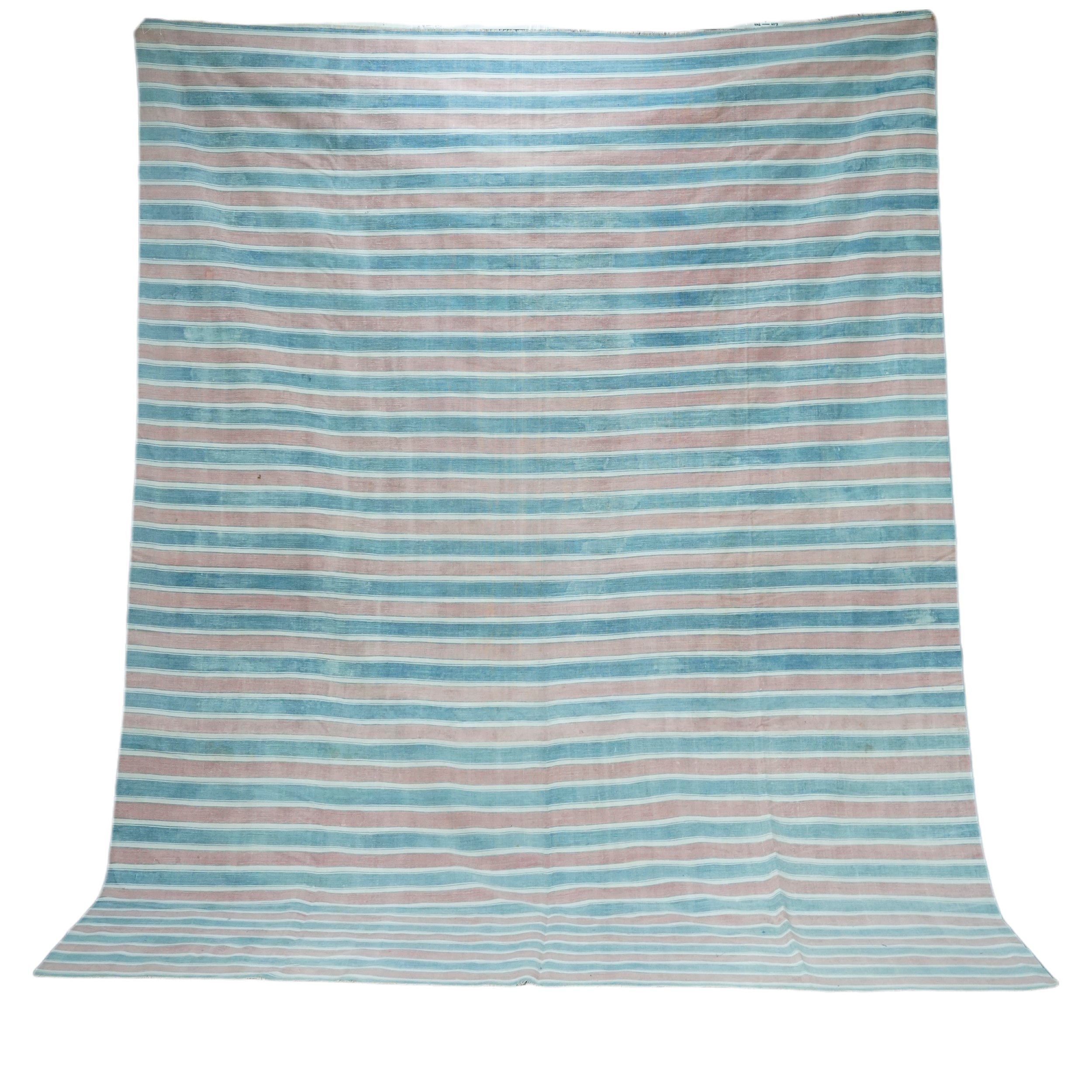 Tapis Dhurrie vintage à rayures bleues et roses  Rug & Kilim