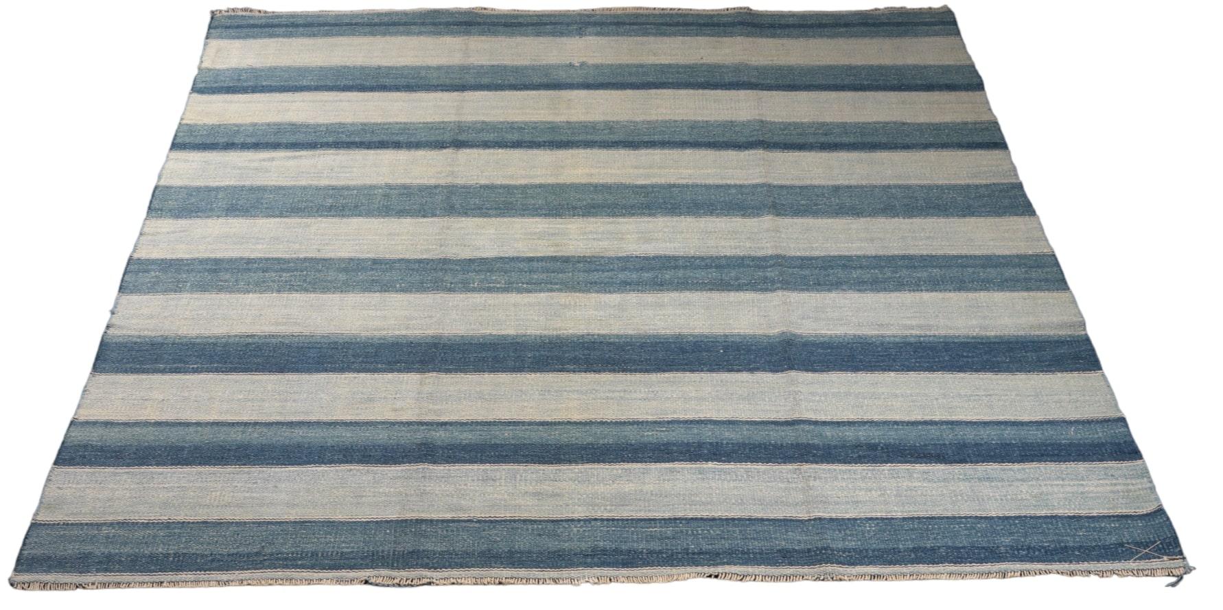 Vintage Dhurrie Vintage-Teppich, Dhurrie, mit blauen und silbernen Streifen, von Rug & Kilim (Kelim) im Angebot