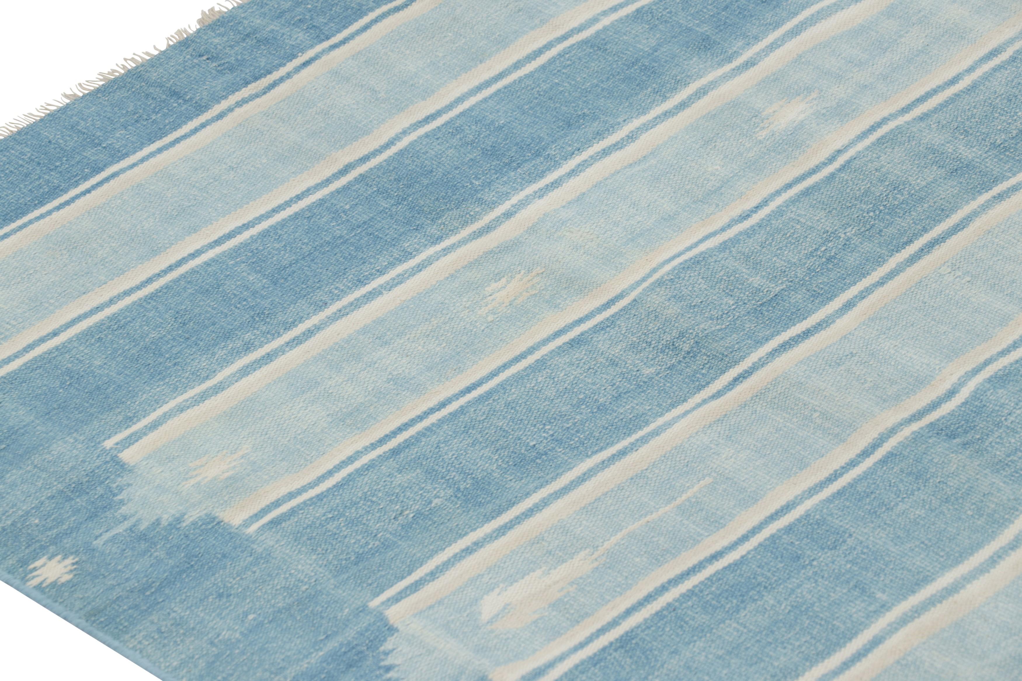 Indiano Tappeto vintage Dhurrie a strisce bianche e blu - Rug & Kilim in vendita